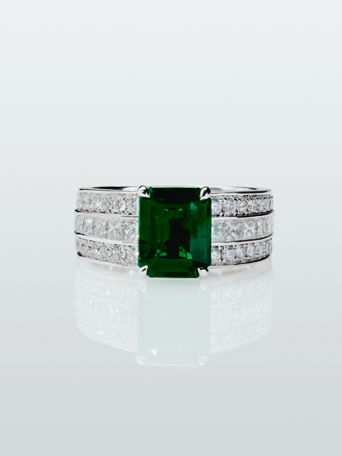 18K white gold ring with octagonal cut emerald of 2.522 cts, 44 brilliant cut diamonds with a total of 0.81 cts and 12 princess cut diamonds with a total of 0.76 cts