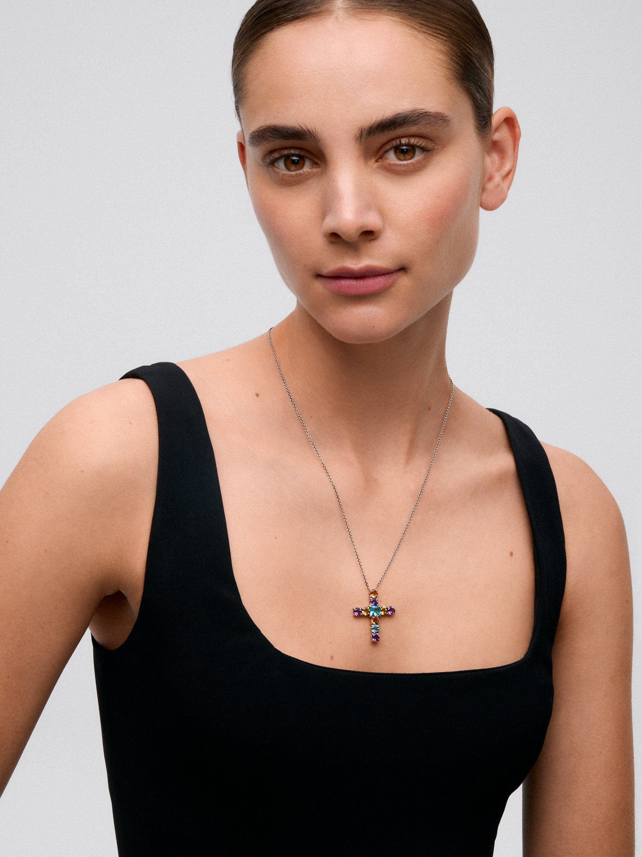 Colgante con cruz de plata 925 con gemas multicolor