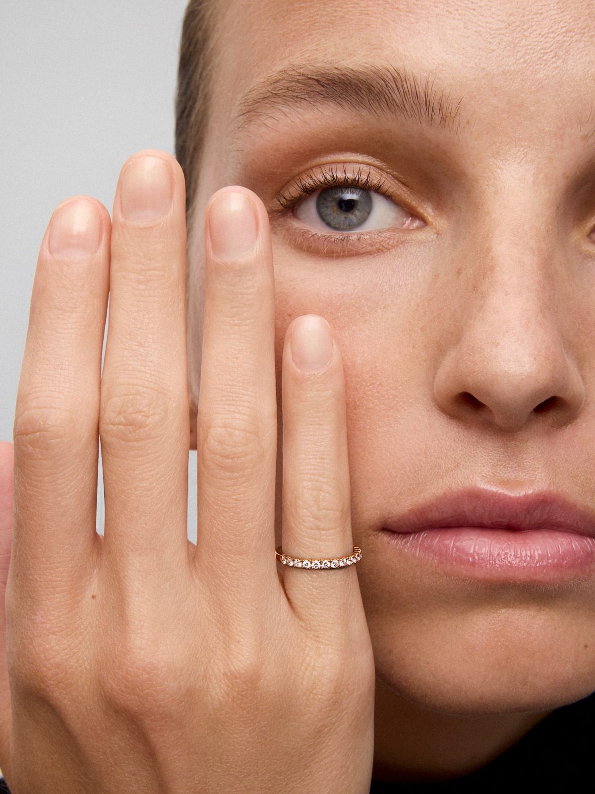 Half ring in 18K rose gold with 15 brilliant-cut diamonds with a total of 0.3 cts