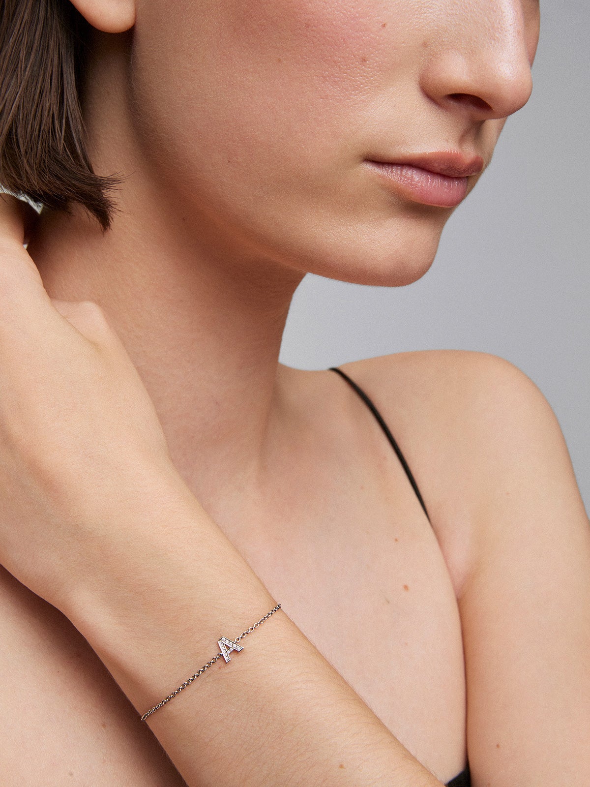 Pulsera cadena con inicial de oro blanco de 18K y diamantes