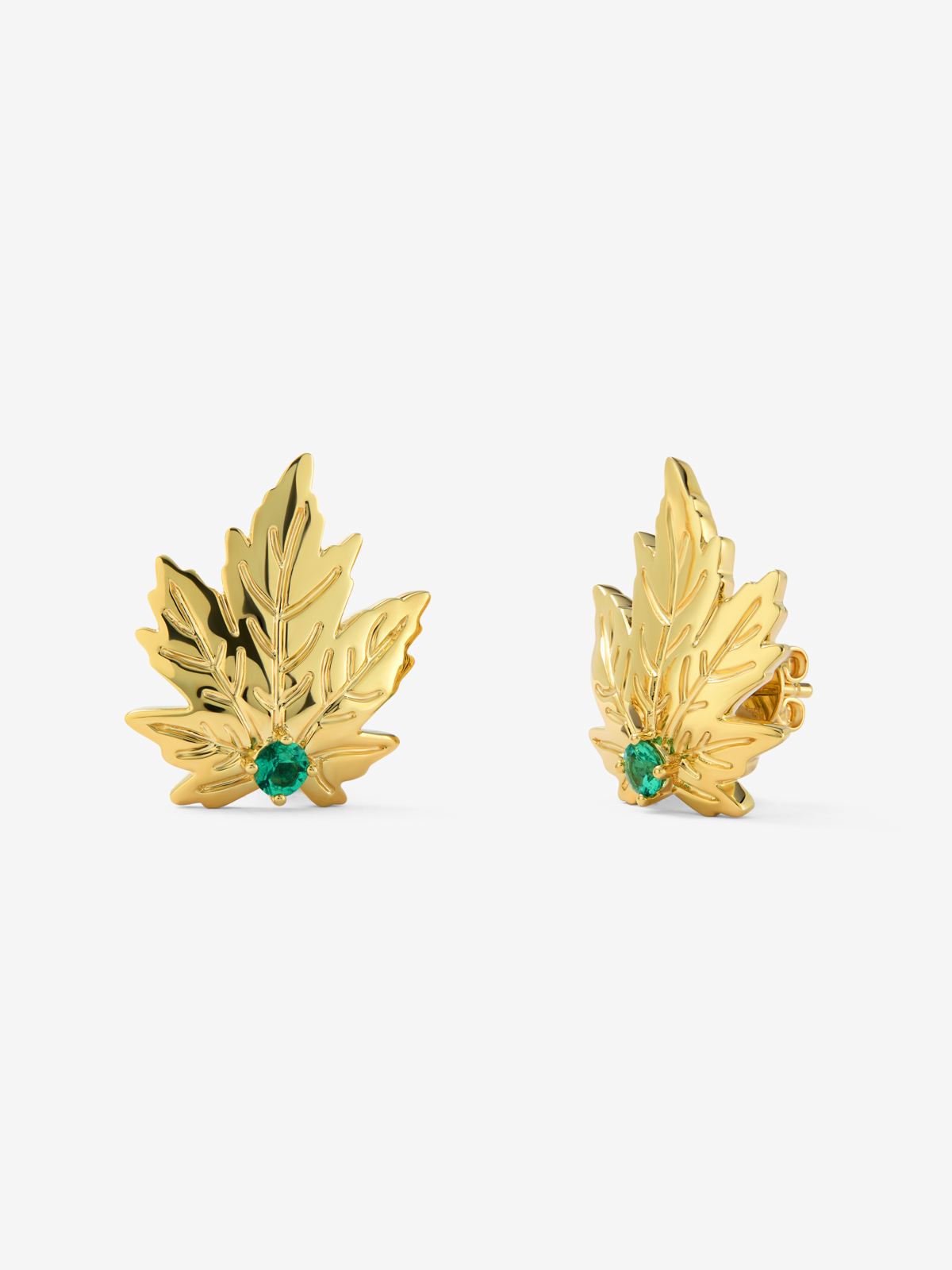 Pendientes de oro amarillo de 18K con 2 esmeraldas centrales en talla brillante con un total de 0,33 cts y forma de hoja de arce