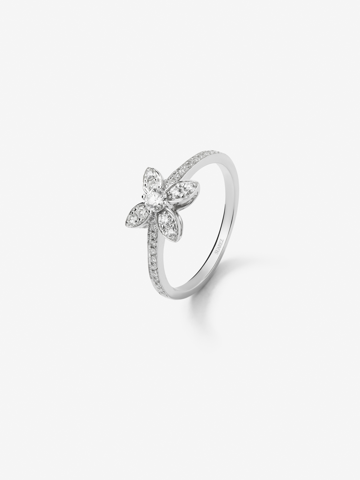 18K white gold flower ring with white diamonds in 0.34 cts