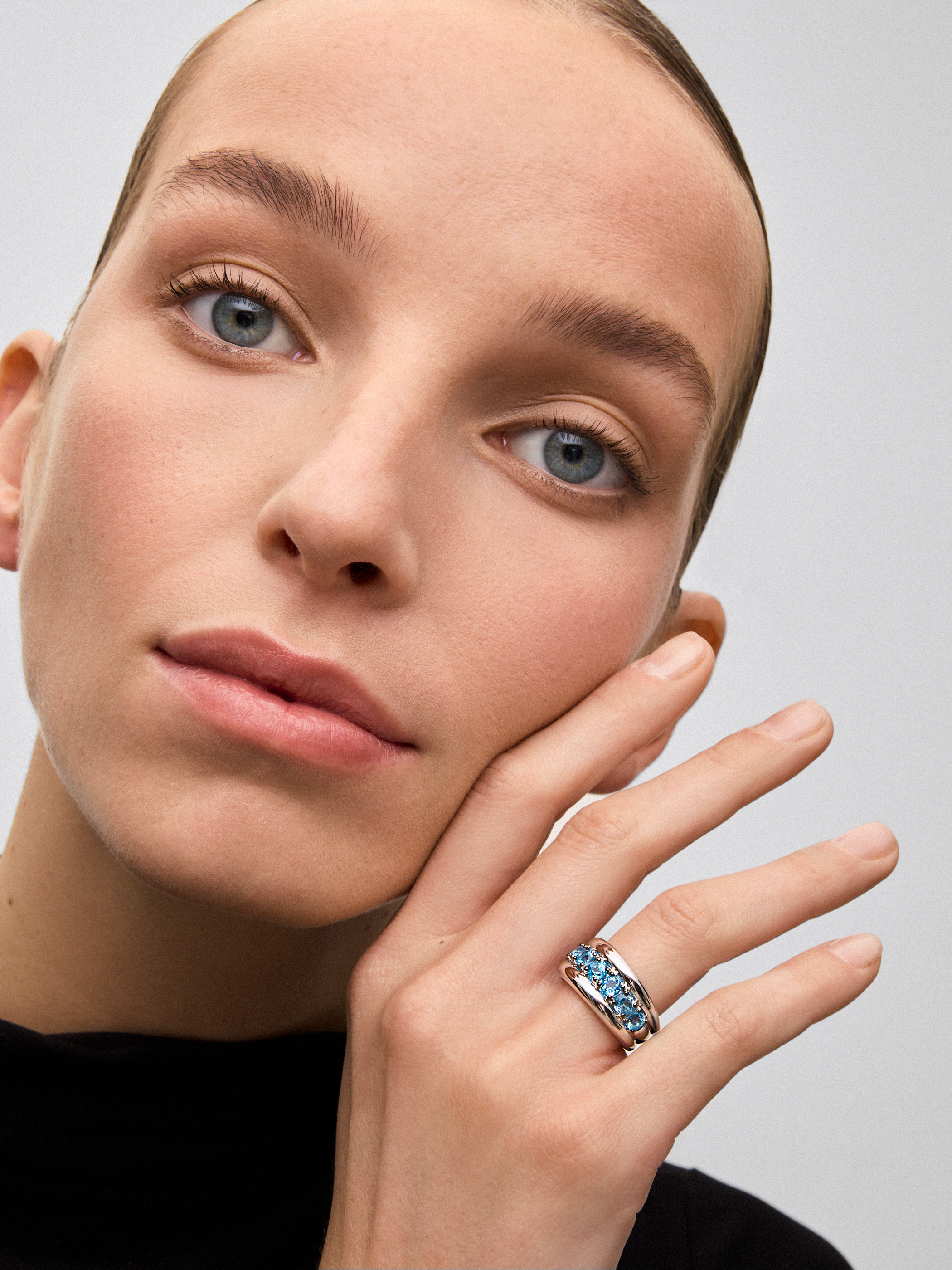 925 silver ring with brilliant-cut Swiss blue topaz pavé