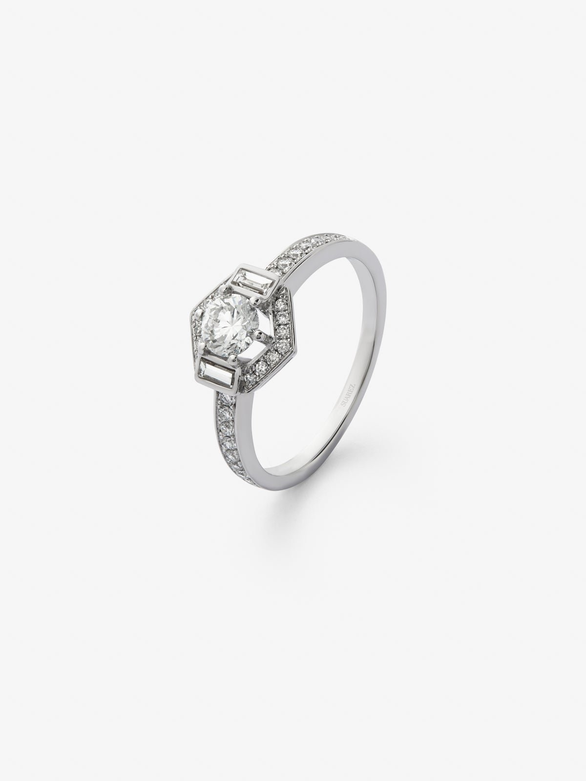 18K white gold ring with central brilliant-cut diamond of 0.4 cts and border with 2 baguette-cut diamonds with a total of 0.14 cts and 30 brilliant-cut diamonds with a total of 0.19 cts