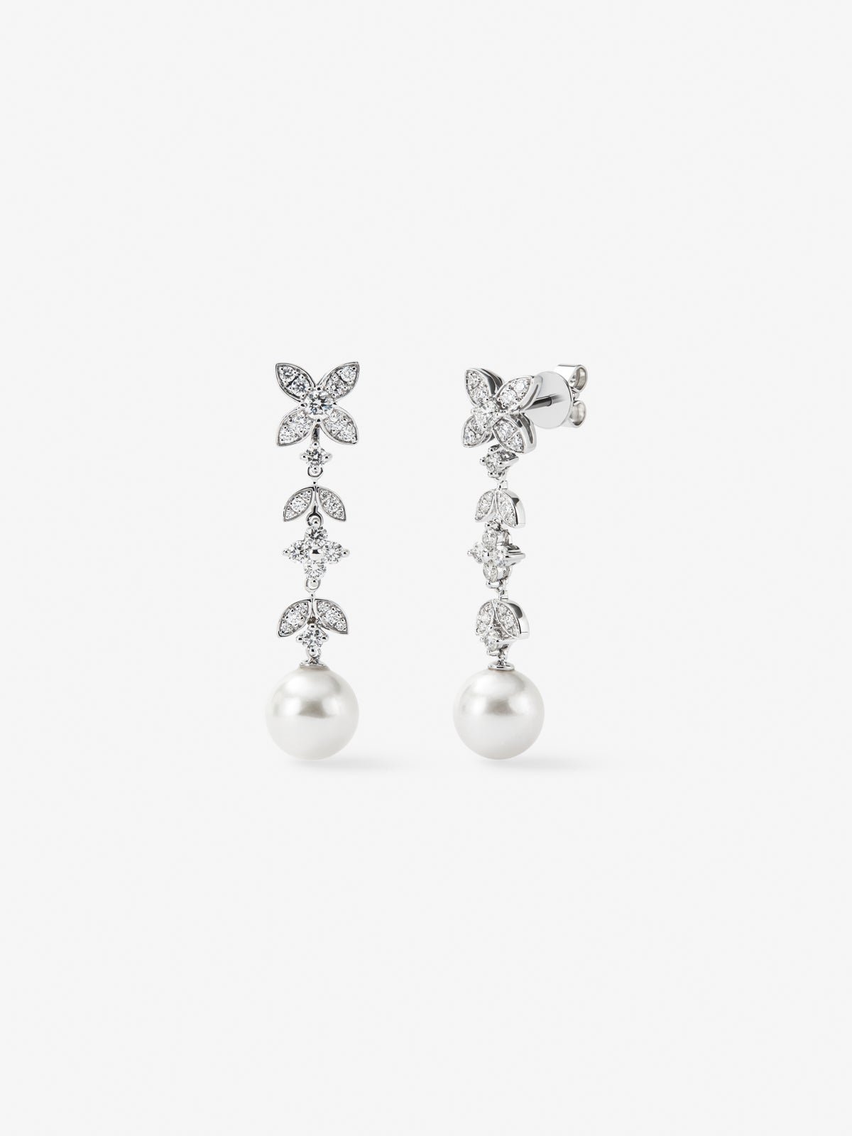 18K white gold earrings with 62 brilliant-cut diamonds with a total of 0.99 cts and 2 8.5 mm Akoya pearls