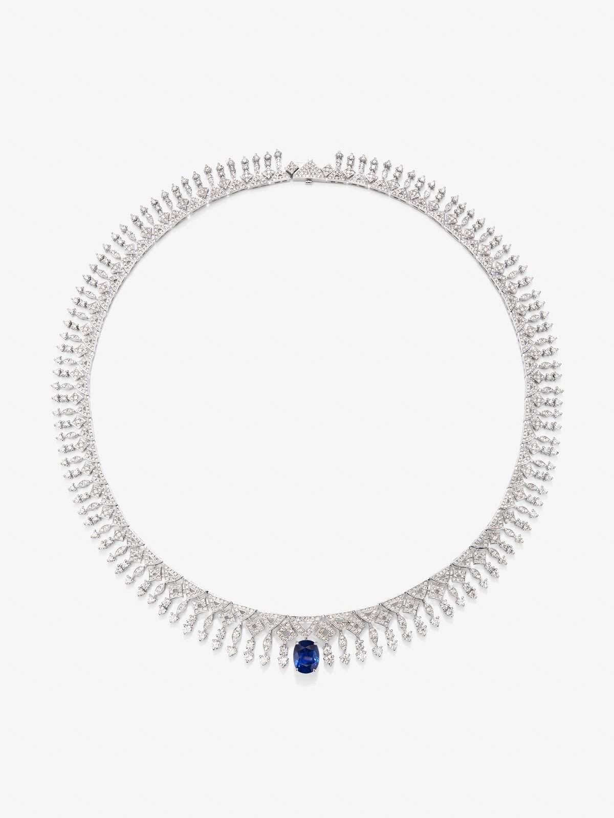 Collar de oro blanco de 18K con zafiro azul royal en talla oval de 3,92 y diamantes blancos en talla brillante de 9,27 cts