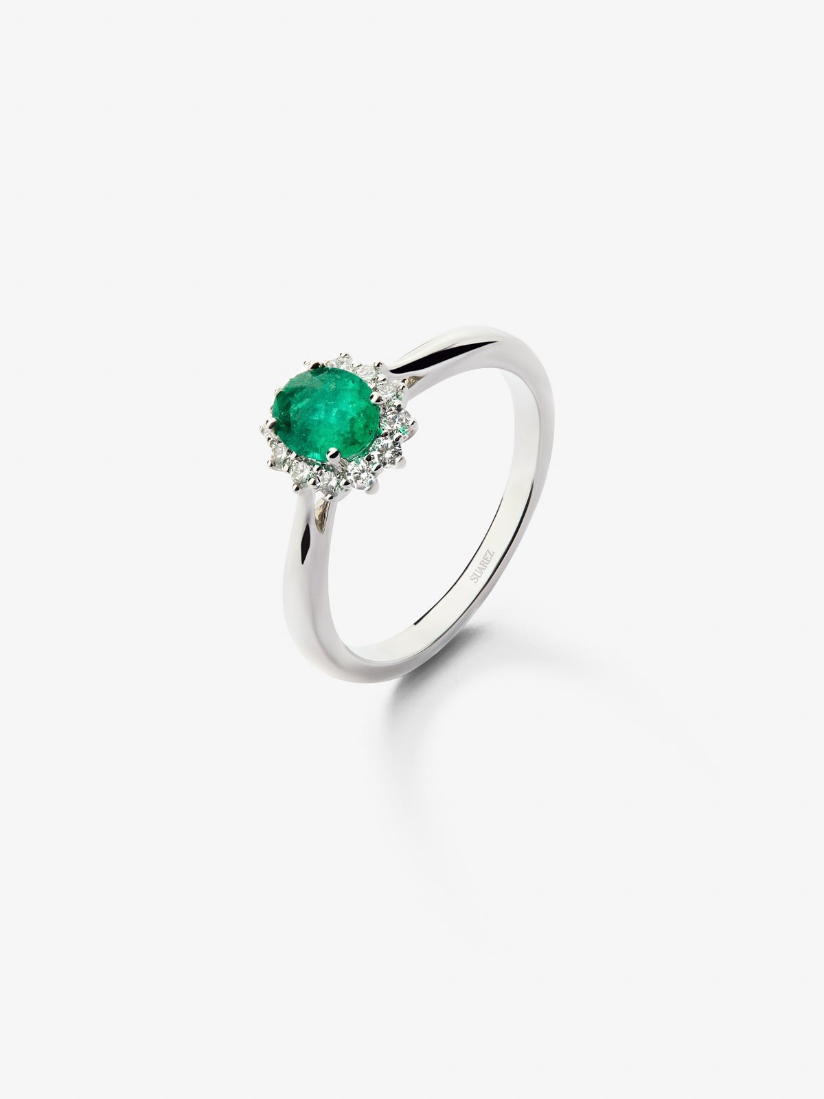 18K white gold ring with oval-cut green emerald of 0.3 cts and 10 brilliant-cut diamonds with a total of 0.24 cts