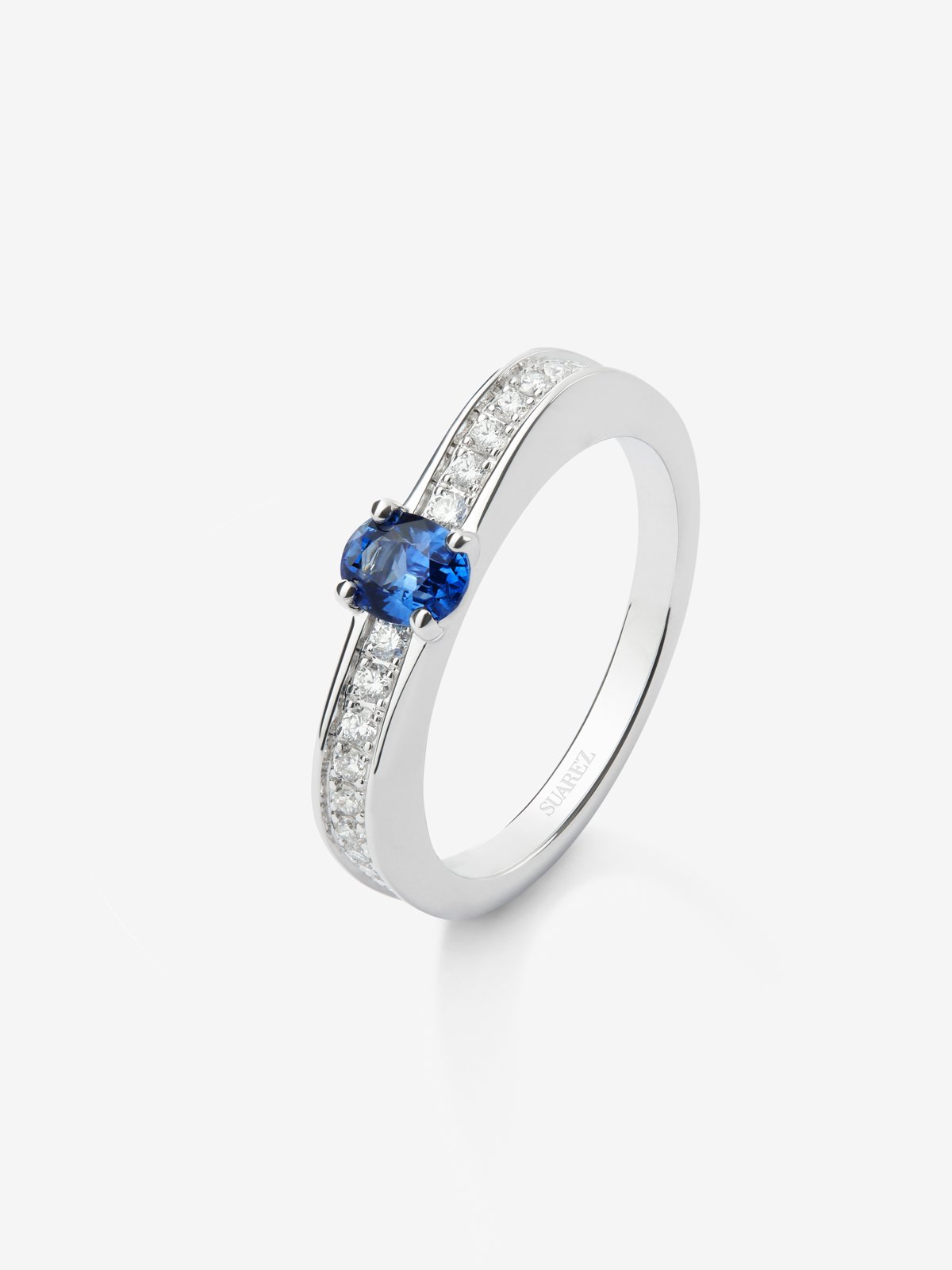 18K white gold ring with oval-cut blue sapphire of 0.44 cts and 22 brilliant-cut diamonds with a total of 0.15 cts