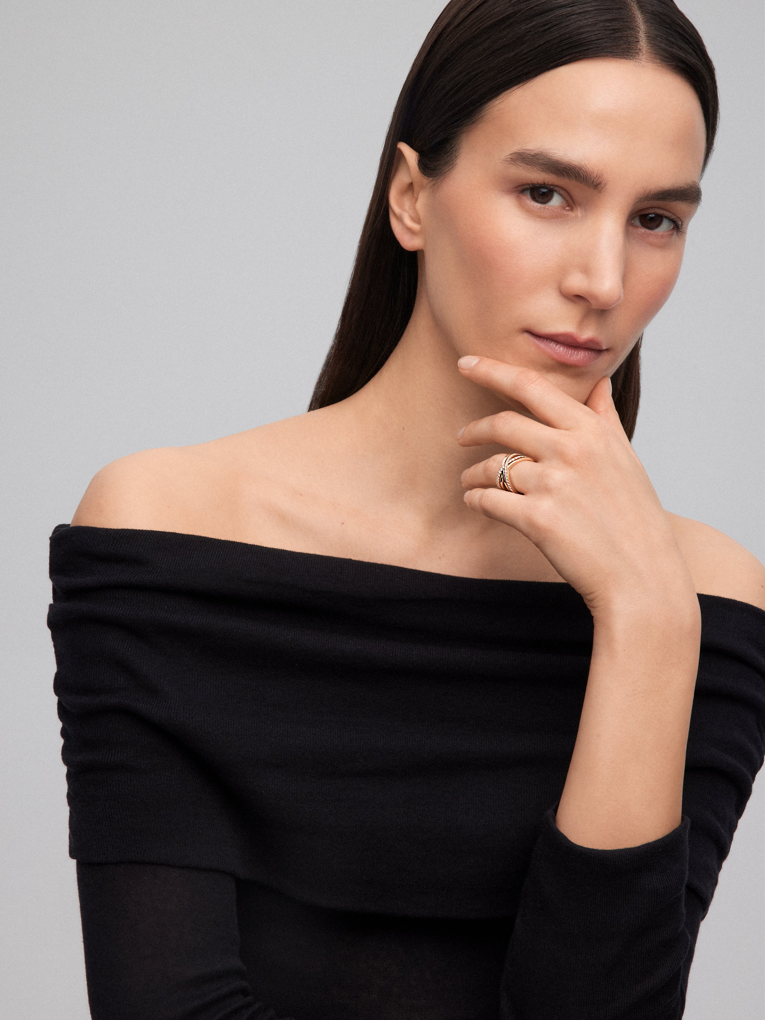 Anillo cruzado de oro amarillo de 18K con 40 diamantes en talla brillante con un total de 0,57 cts