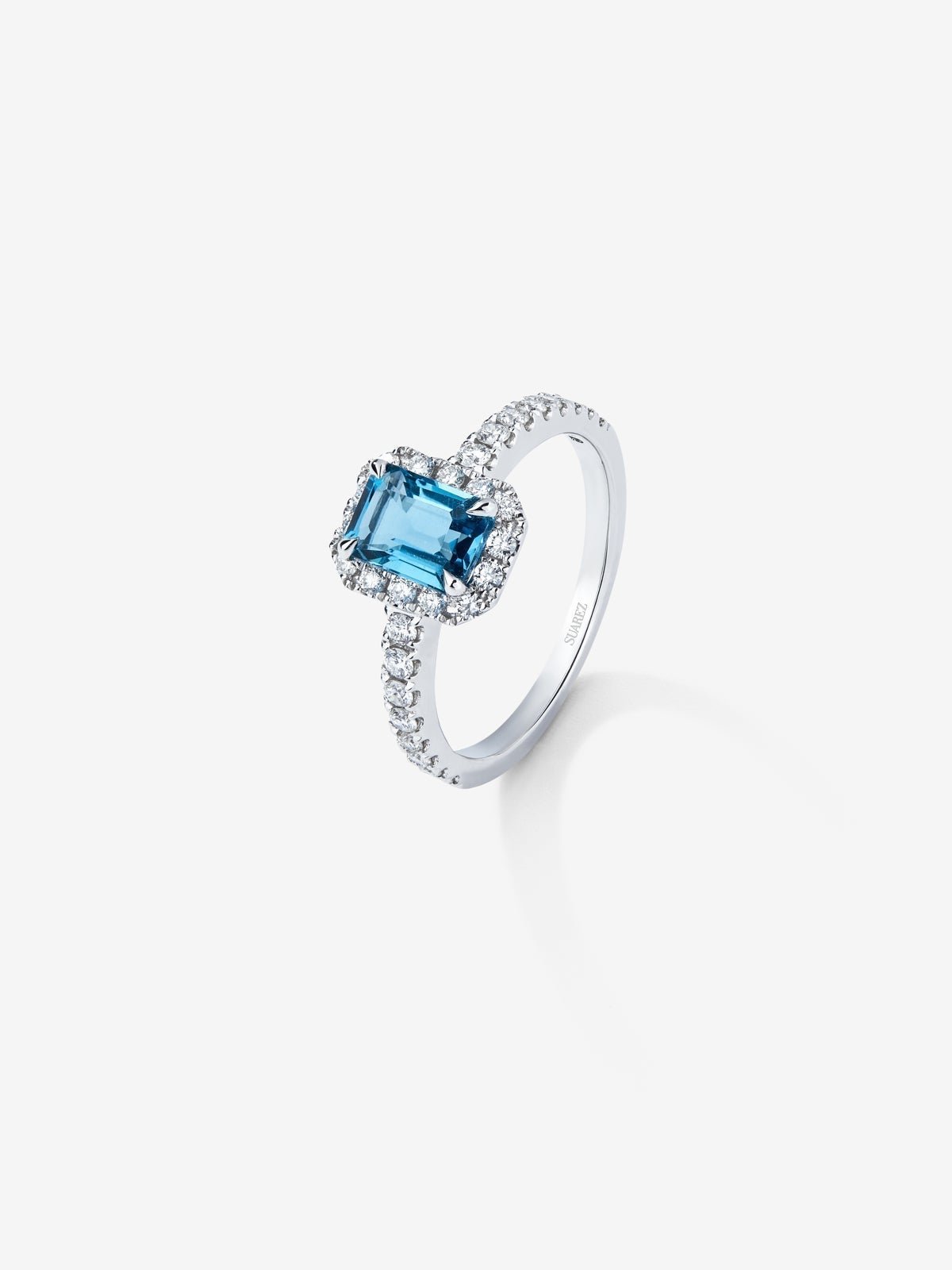 18K white gold ring with London blue topaz in octagonal cut of 1.22 cts and 30 brilliant-cut diamonds with a total of 0.41 cts