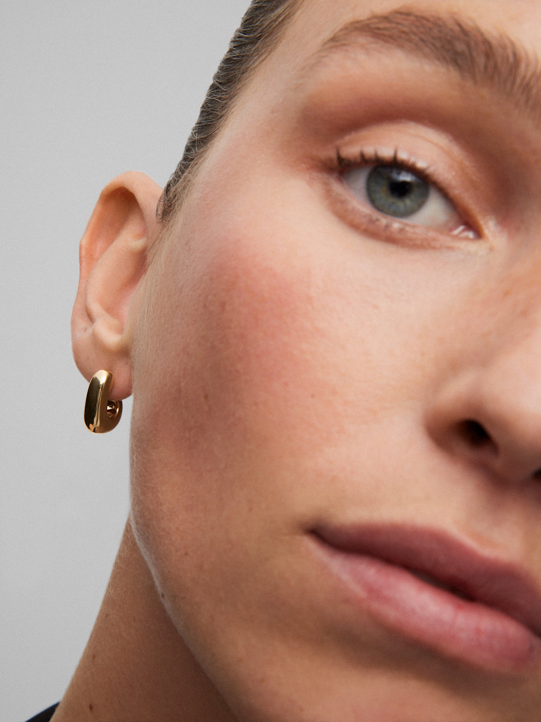 Pendientes pequeños de aro de oro amarillo de 18K con diamantes en talla brillante de 0,05 cts