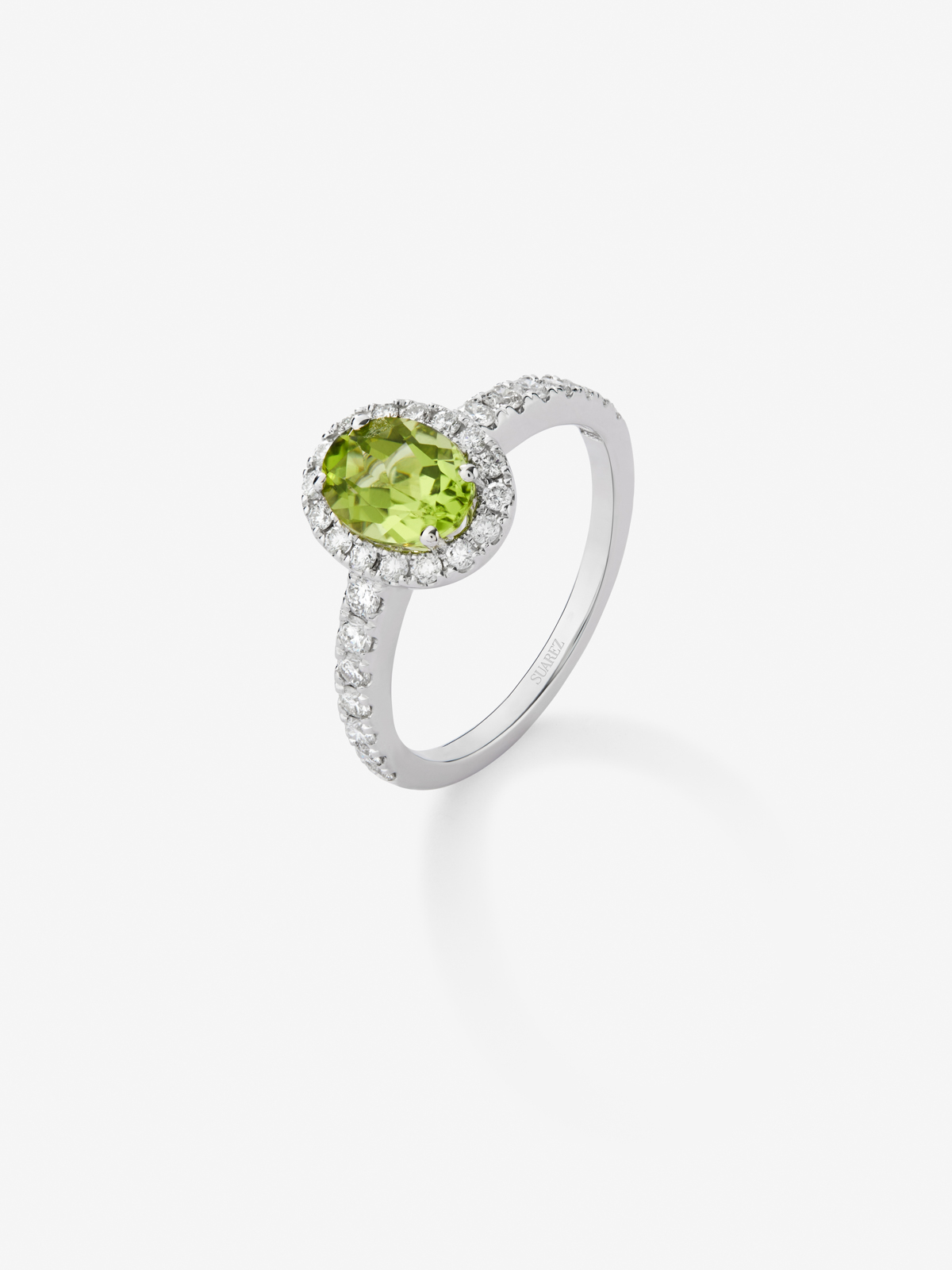 18K White Gold Ring with Green Peridoto in 1.28 cts and white diamonds in bright 0.48 cts diamonds