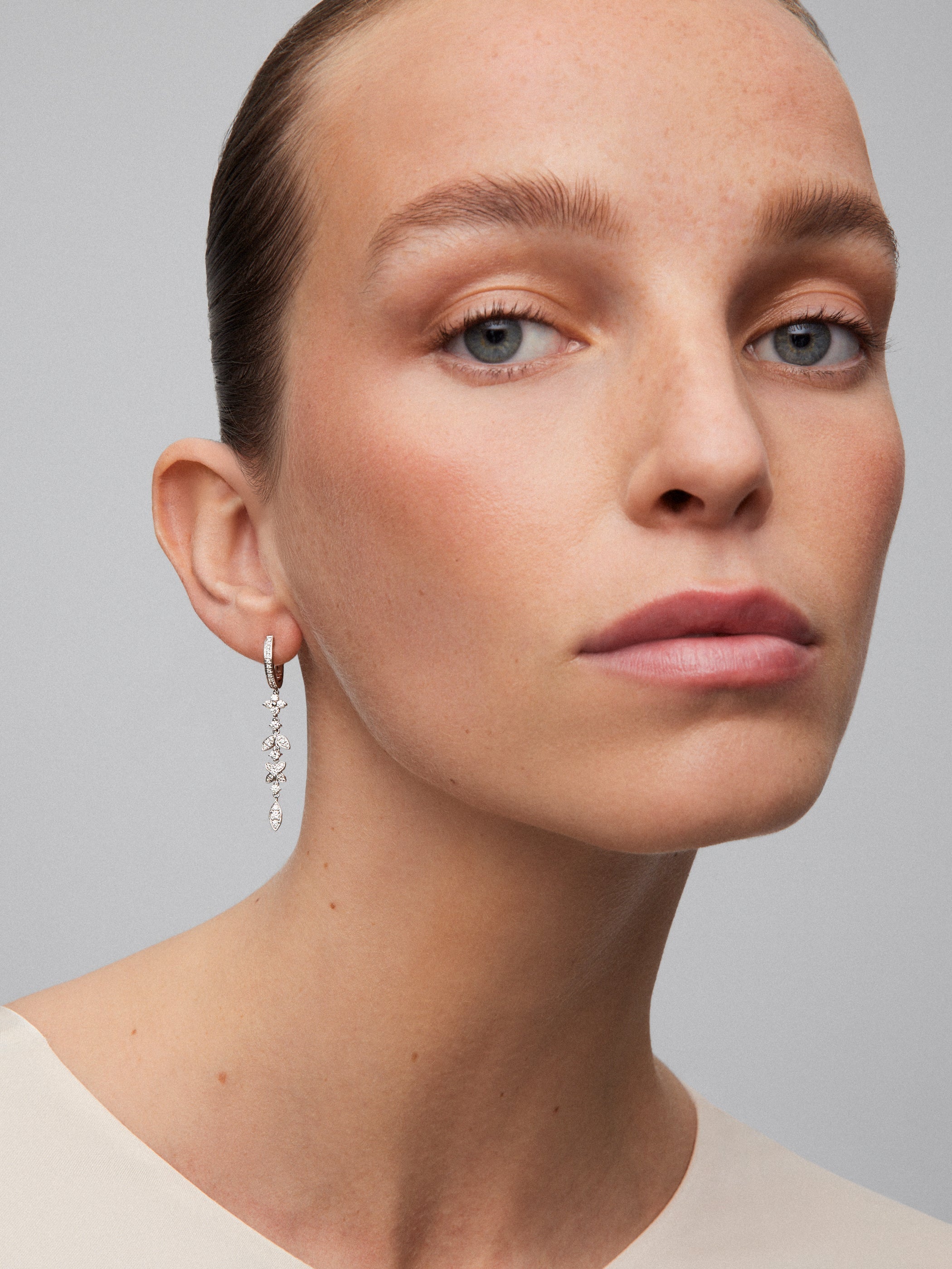 Pendientes de oro blanco de 18K con 70 diamantes en talla brillante con un total de 0,75 cts