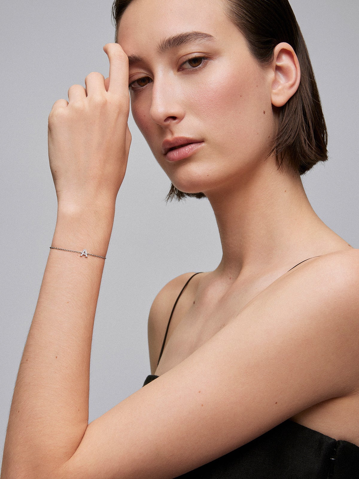 Pulsera cadena con inicial de oro blanco de 18K y diamantes