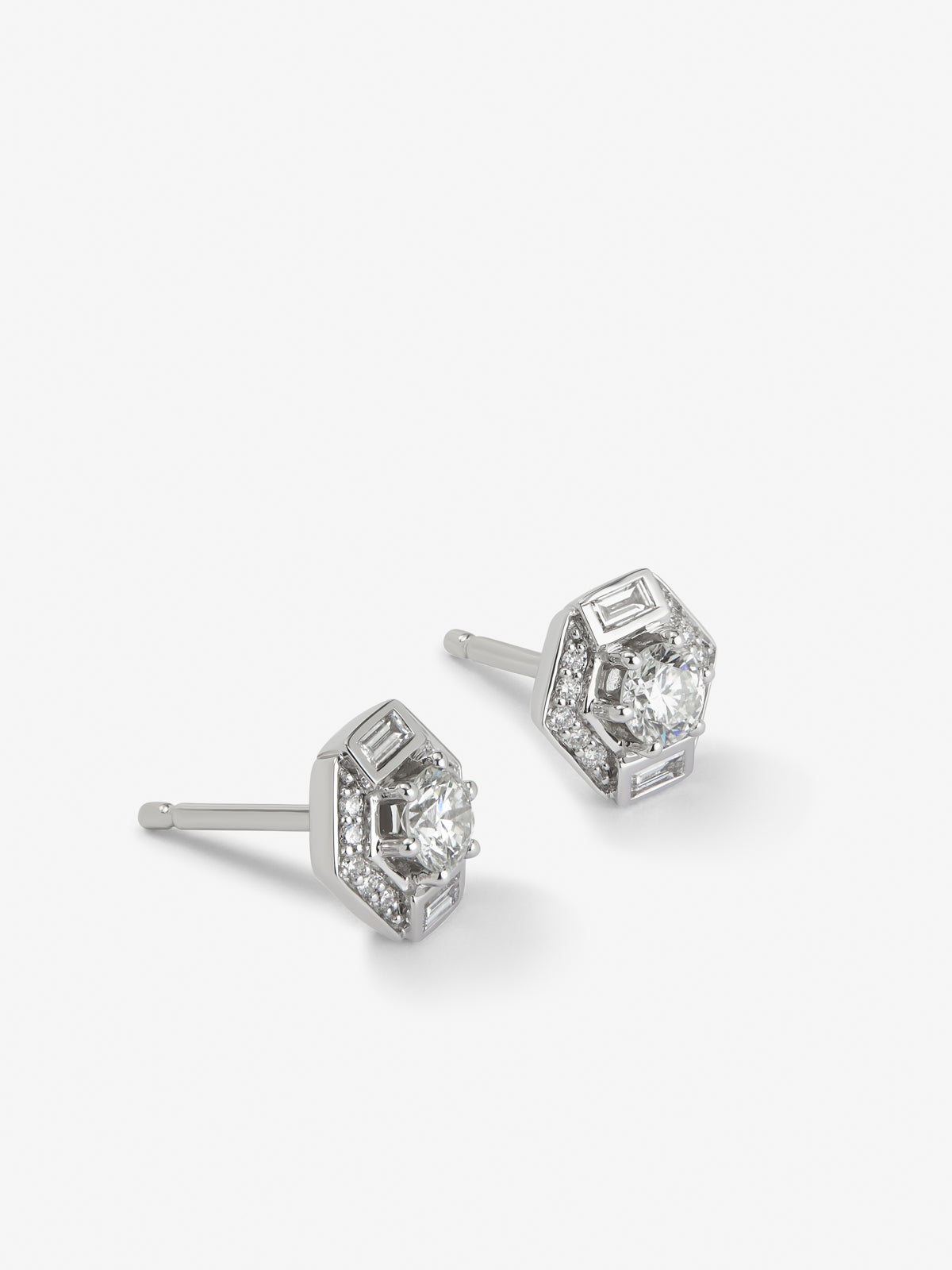 18K white gold earrings with baguette and brilliant cut diamonds