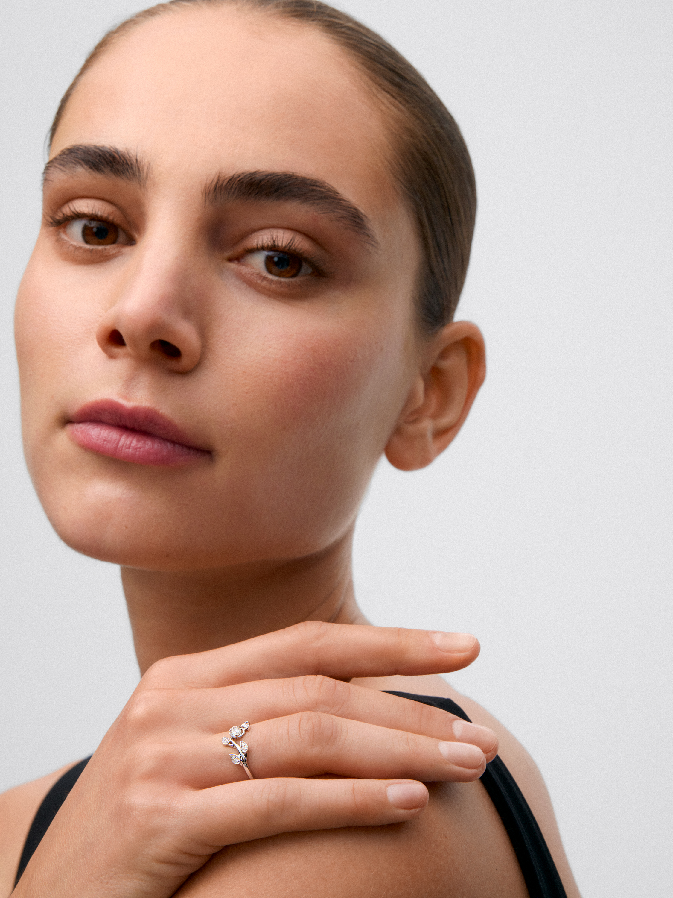 18K white gold ring with 13 brilliant-cut diamonds with a total of 0.19 cts