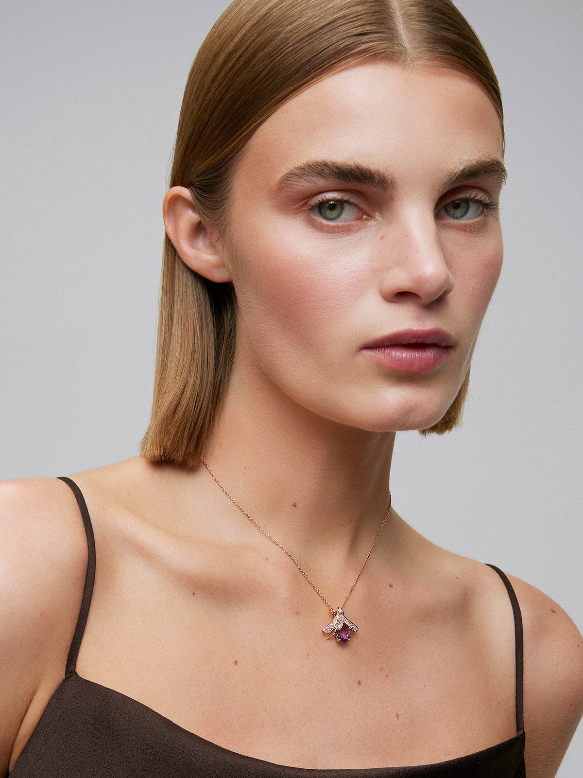 18K white gold pendant with oval-cut purple amethyst of 2.77 cts, 4 brilliant-cut brown diamonds with a total of 0.04 cts and 38 brilliant-cut pink sapphires with a total of 0.38 cts