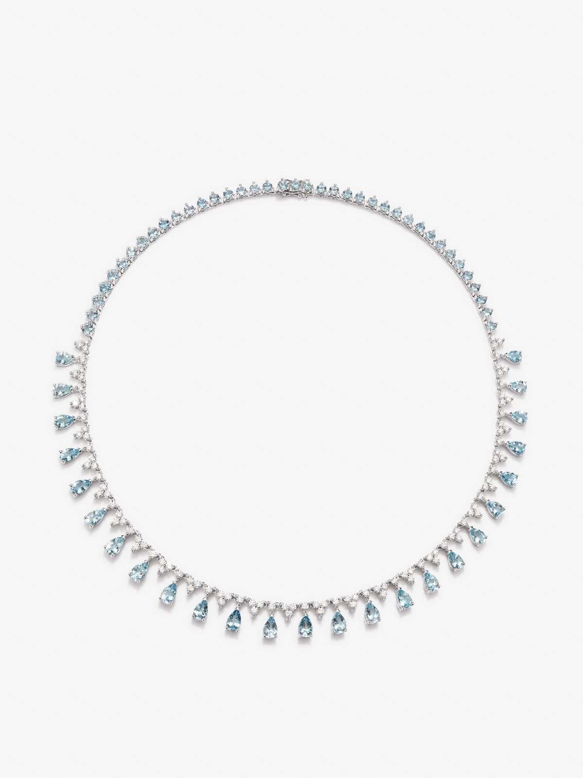 Collar rivière de oro blanco de 18K con 25 aguamarinas azules en talla pera con un total de 8,33 cts, 39 en talla brillante con un total de 5,868 cts y 103 diamantes en talla brillante con un total de 3,82 cts