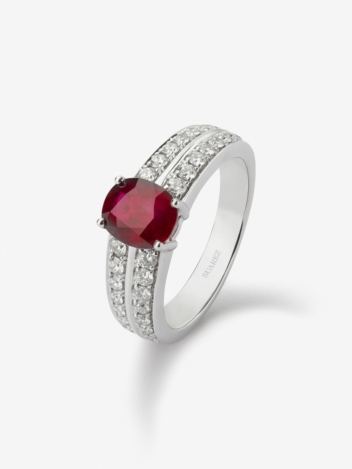 18K white gold ring with cushion-cut pigeon blood ruby ​​of 1.73 cts and 32 brilliant-cut diamonds with a total of 0.52 cts