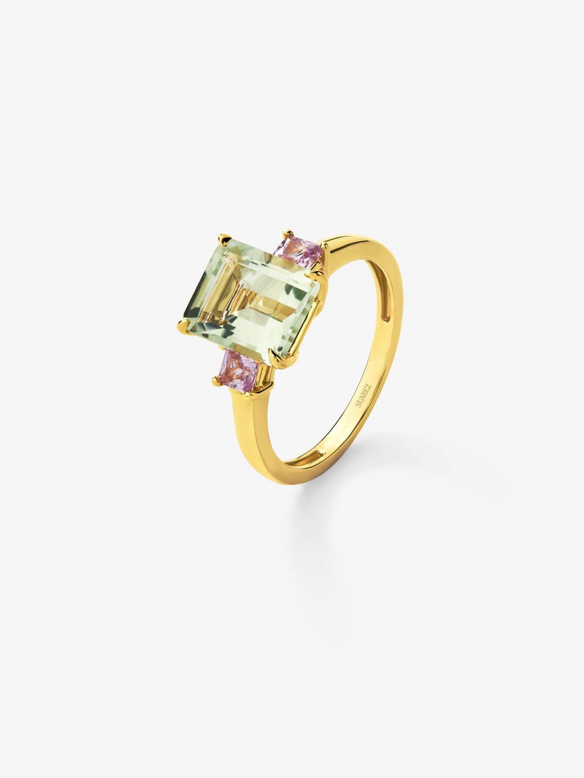 Anillo tresillo de oro amarillo de 18K con amatista verde en talla esmeralda de 2,53 cts y 2 zafiros rosas en talla princesa con un total de 0,41 cts