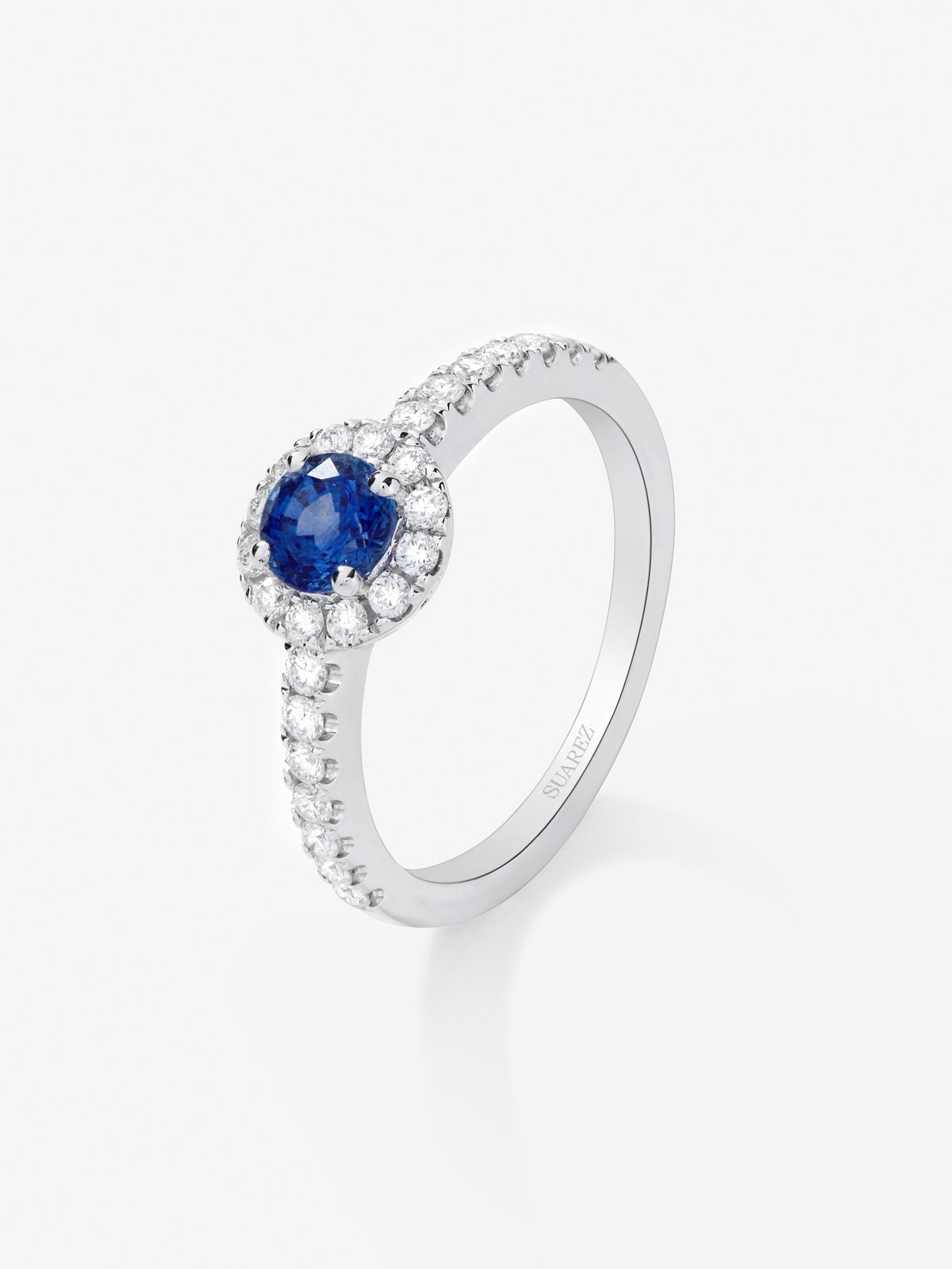 Anillo de oro blanco de 18K con zafiro azul en talla brillante de 0,41 cts y 24 diamantes en talla brillante con un total de 0,34 cts