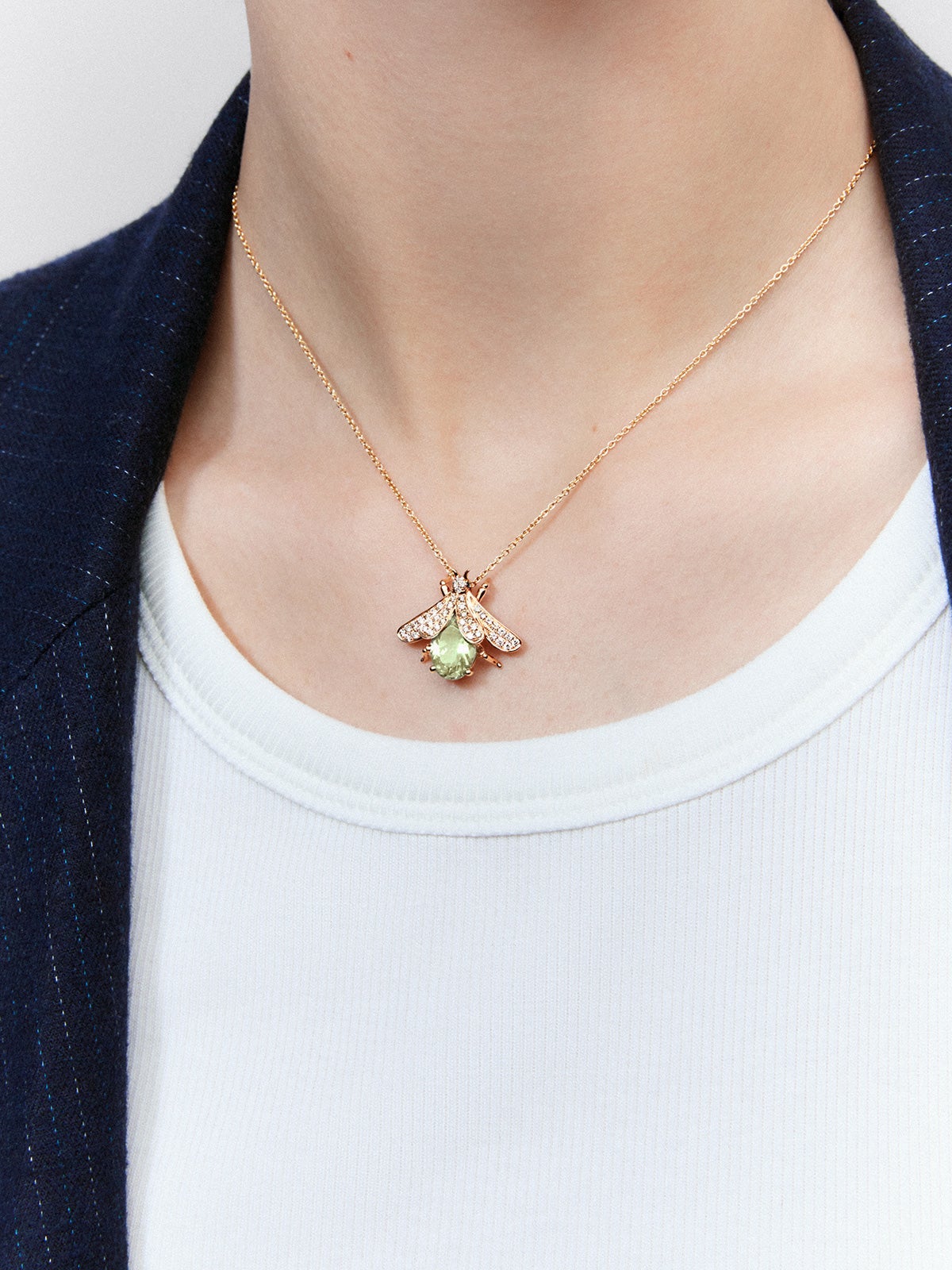 18K white gold pendant with oval-cut green amethyst of 2.5 cts, 42 brilliant-cut brown diamonds with a total of 0.36 cts and 2 brilliant-cut blue sapphires with a total of 0.01 cts
