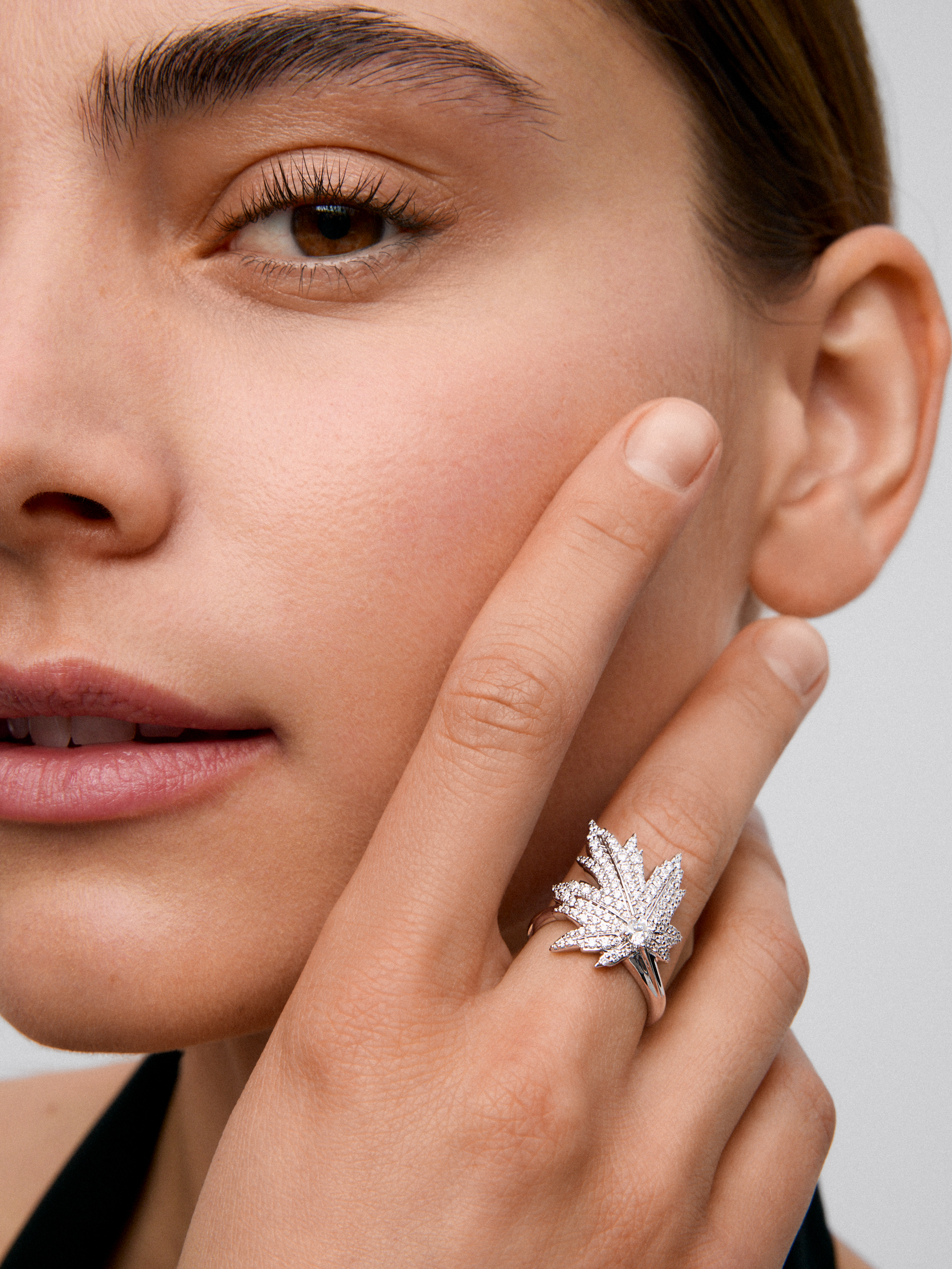18K white gold ring with a 0.16 ct central brilliant-cut diamond, diamond pavé, and a maple leaf design