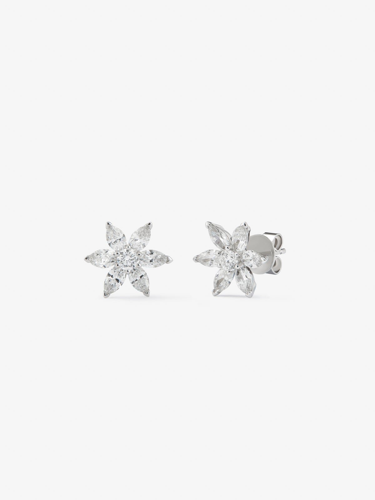 18K white gold earrings with 2 brilliant-cut diamonds with a total of 0.16 cts and 10 marquise-cut diamonds with a total of 1.06 cts