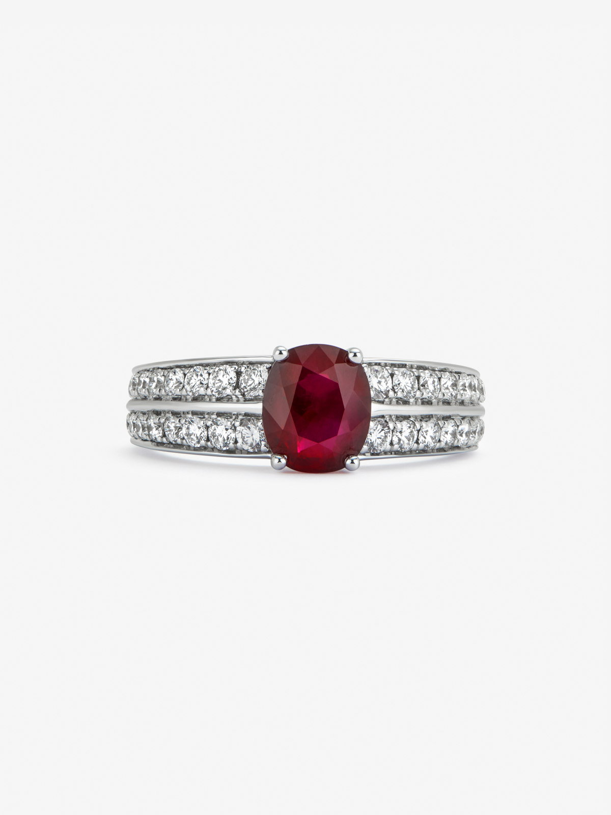 18K white gold ring with cushion-cut pigeon blood ruby ​​of 1.73 cts and 32 brilliant-cut diamonds with a total of 0.52 cts