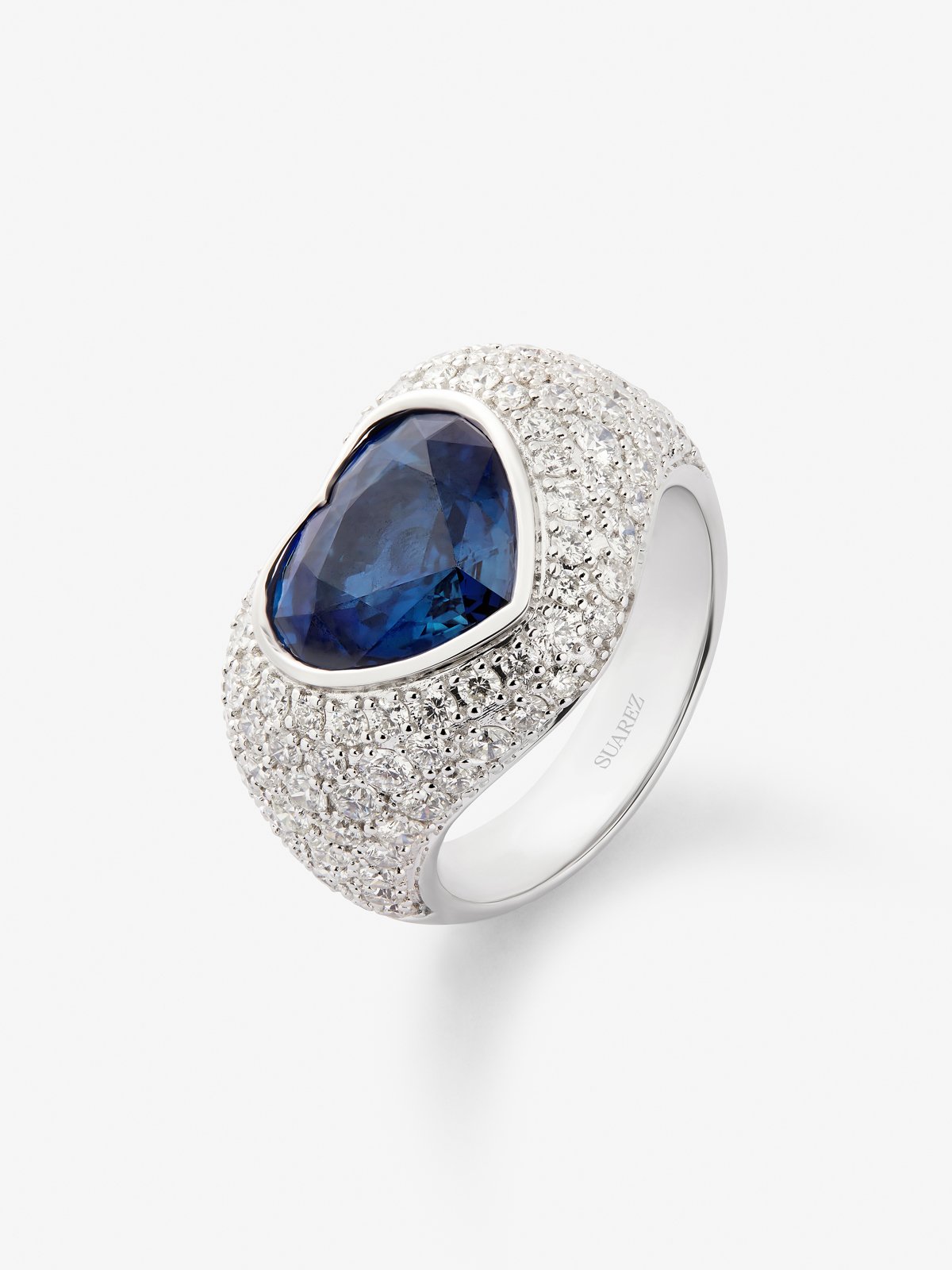 18K white gold ring with 101 brilliant-cut diamonds with a total of 2.22 cts and heart-cut blue sapphire of 4.47 cts
