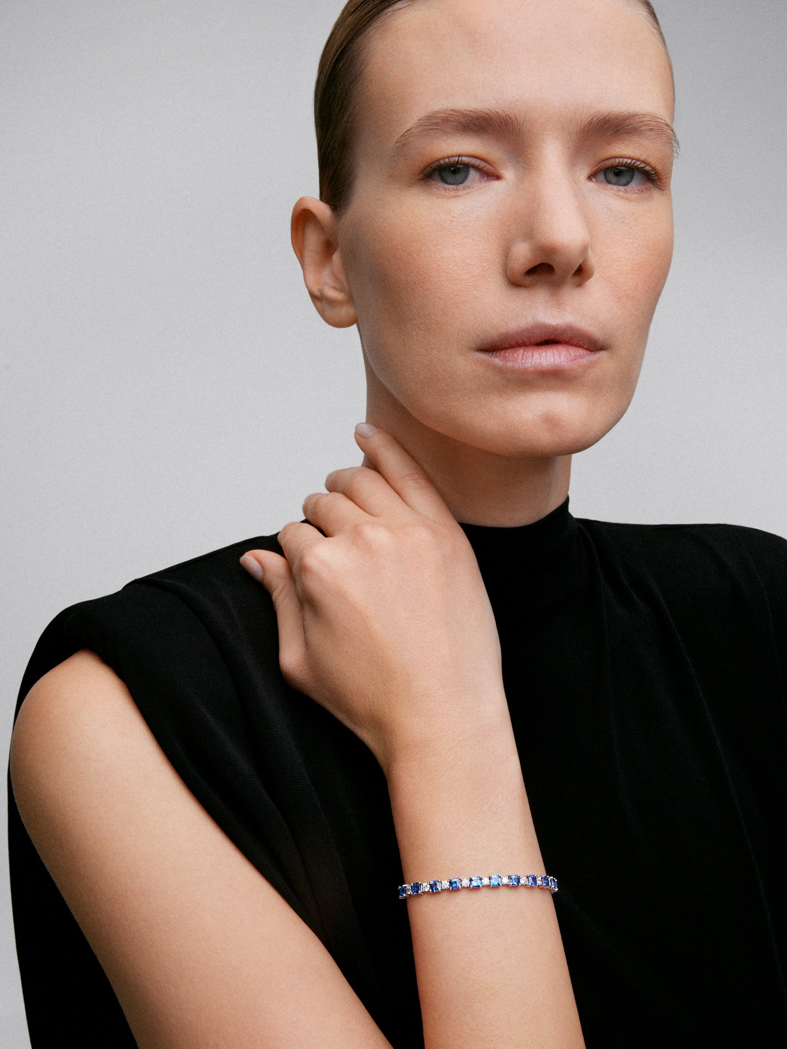 Pulsera rivière de oro blanco de 18K con 26 zafiros azules en talla octogonal con un total de 9,97 cts y 26 diamantes en talla brillante con un total de 2,95 cts