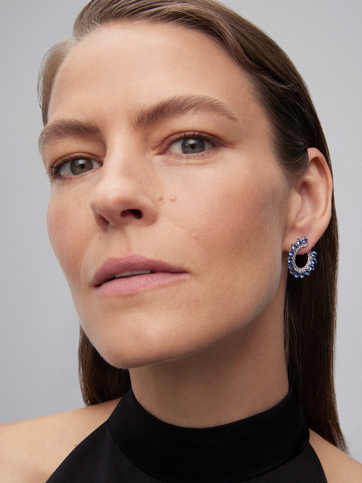 18K white gold hoop earrings with 30 brilliant-cut blue sapphires with a total of 5.85 cts and 42 brilliant-cut diamonds with a total of 1 cts