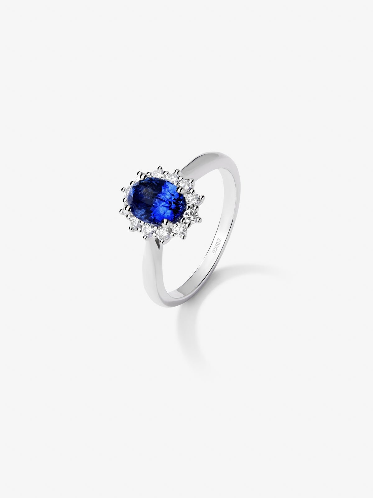 18K white gold ring with oval-cut blue sapphire of 1.34 cts and 12 brilliant-cut diamonds with a total of 0.53 cts