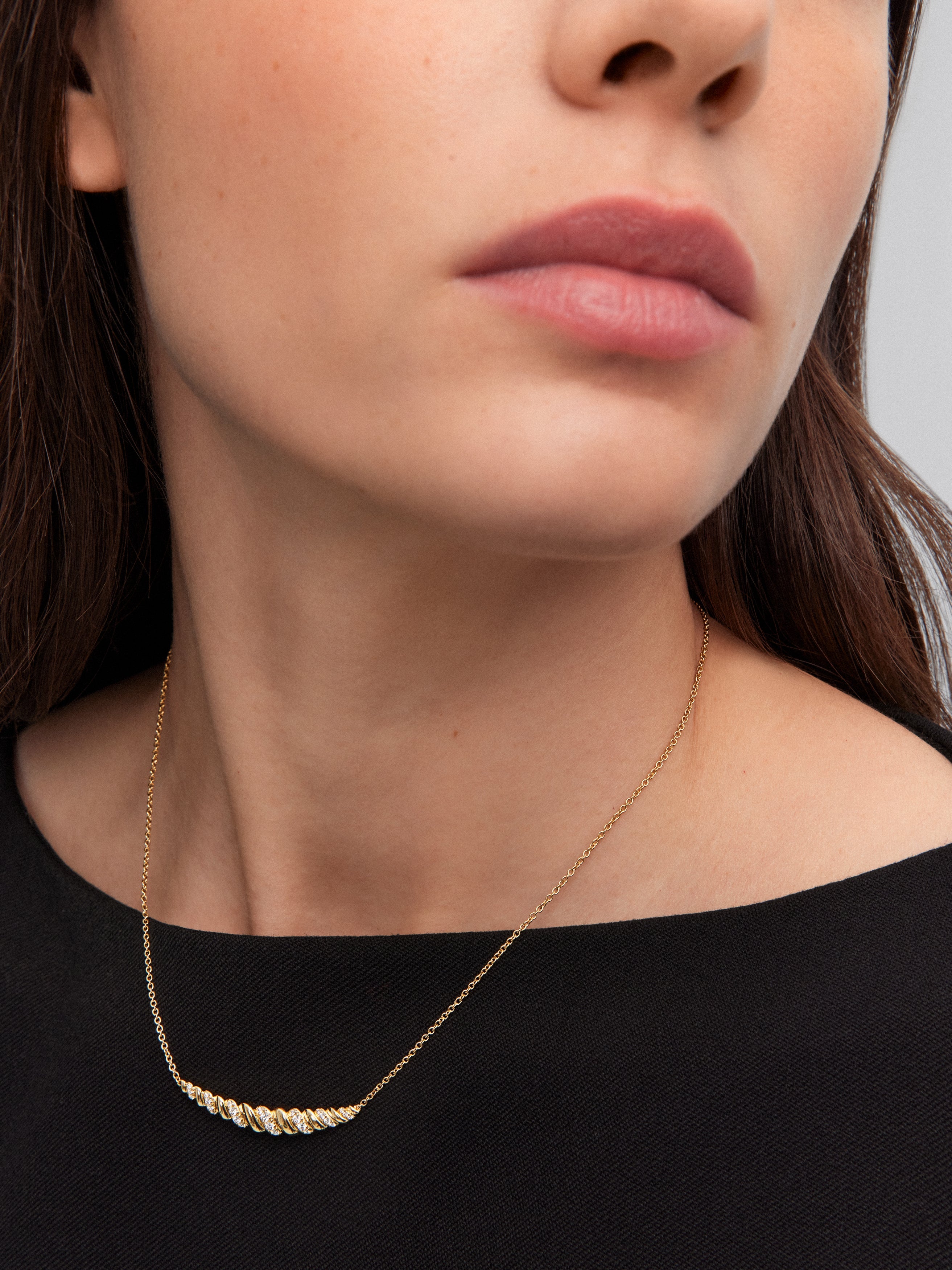 Colgante de oro amarillo de 18K con 24 diamantes en talla brillante con un total de 0,2 cts
