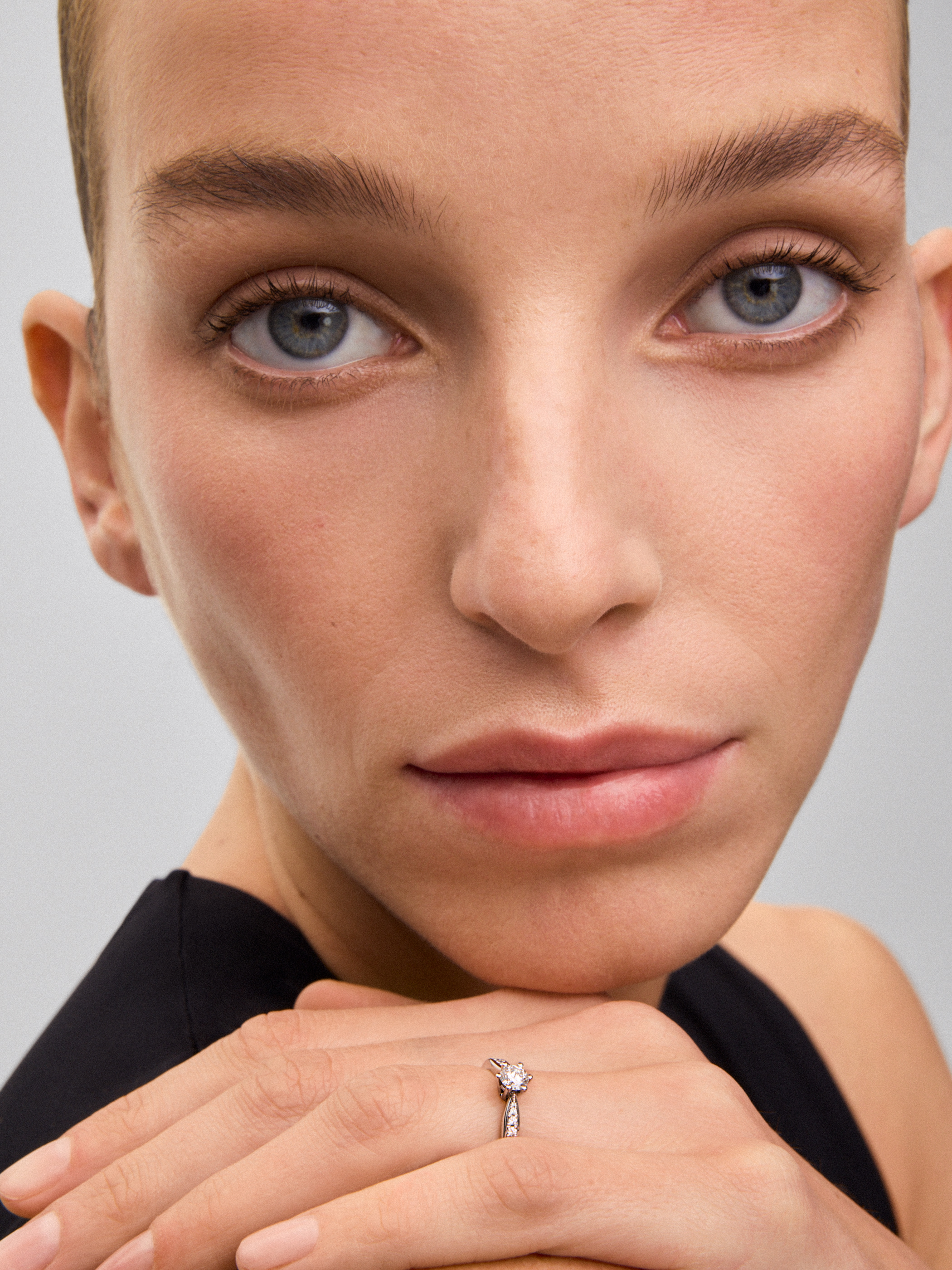 Solitaire ring in 18K white gold with a central 0.30-carat brilliant-cut diamond and additional diamonds totaling 0.15 cts