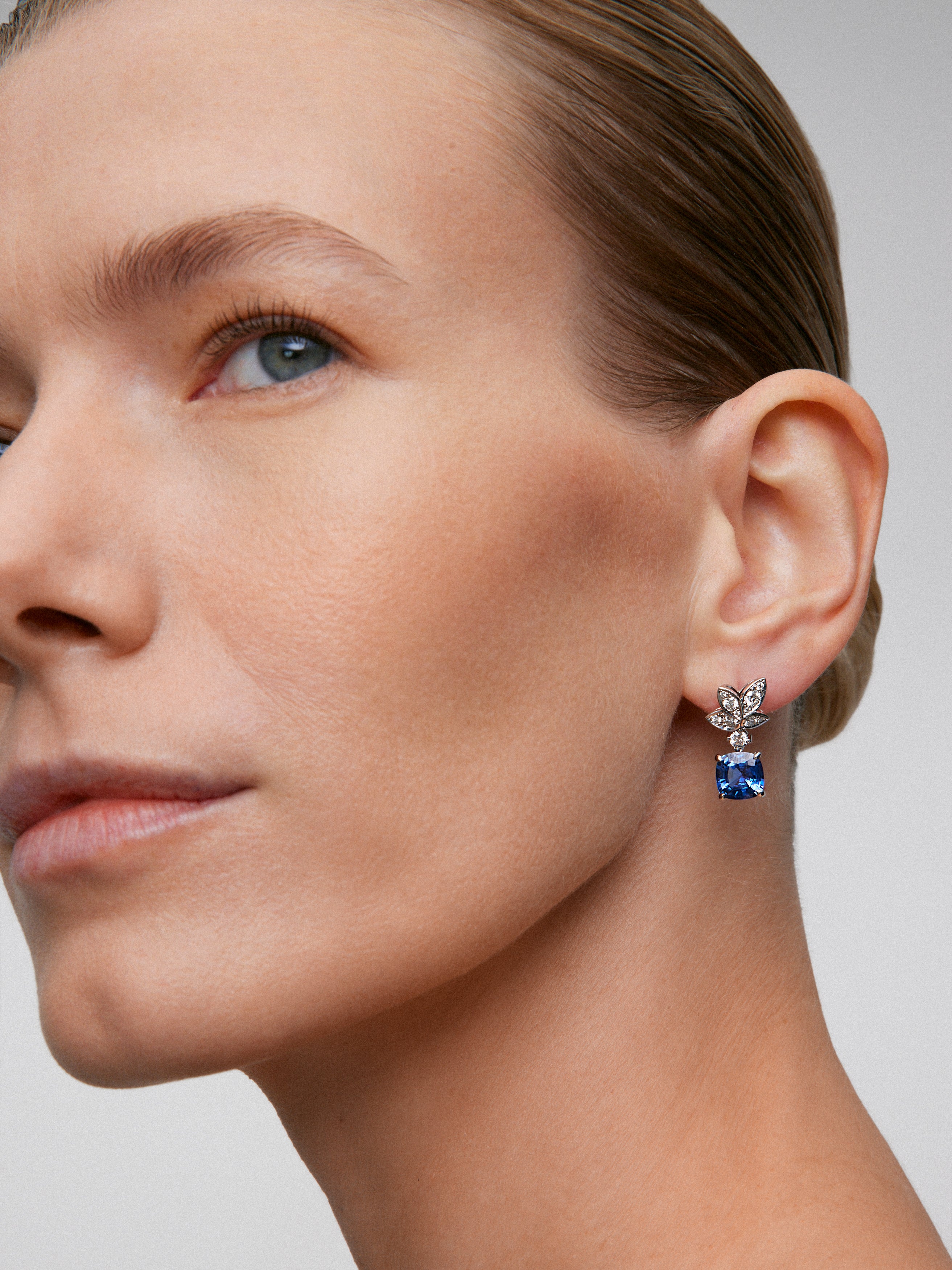 18K white gold earrings with 2 cushion-cut blue sapphires with a total of 5.95 cts and 22 brilliant-cut diamonds with a total of 0.9 cts