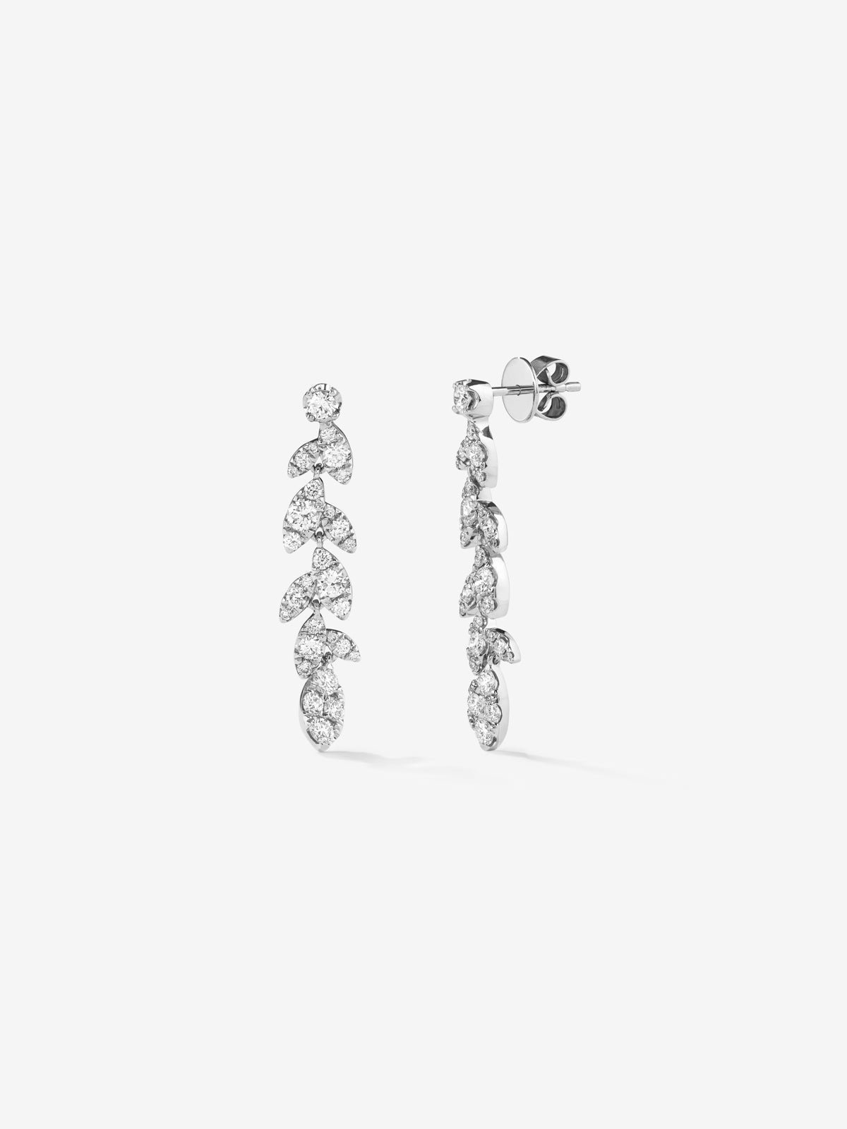 Pendientes de oro blanco de 18K con 58 diamantes en talla brillante con un total de 1,48 cts