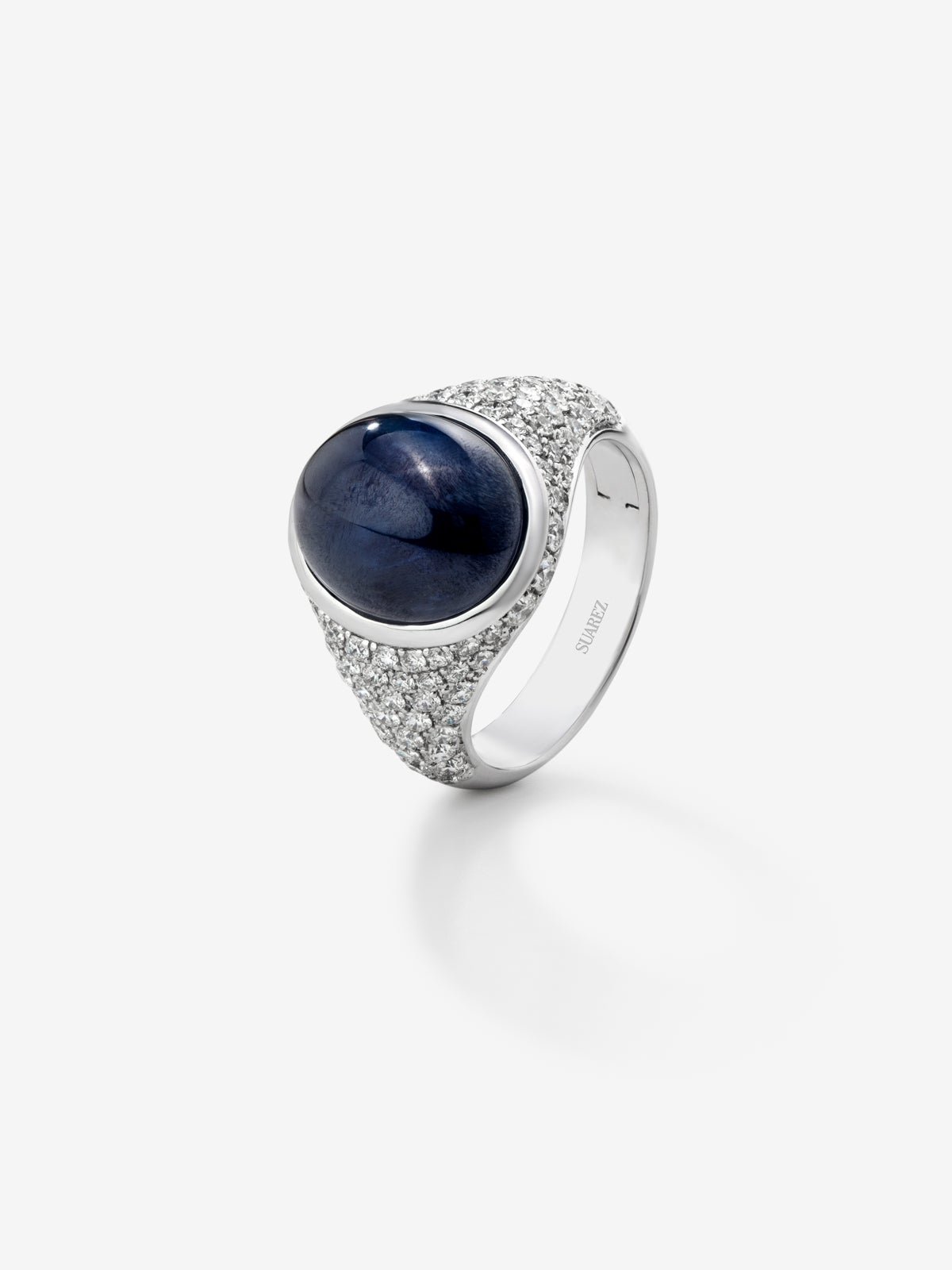 18K white gold ring with oval-cut blue sapphire of 8.68 cts and 92 brilliant-cut diamonds with a total of 1.23 cts