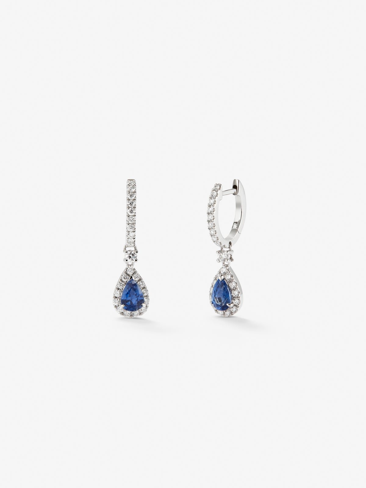 Pendientes de oro blanco de 18K con zafiros azules en talla pera de 1,32 cts y diamantes blancos en talla brillante de 0,56 cts