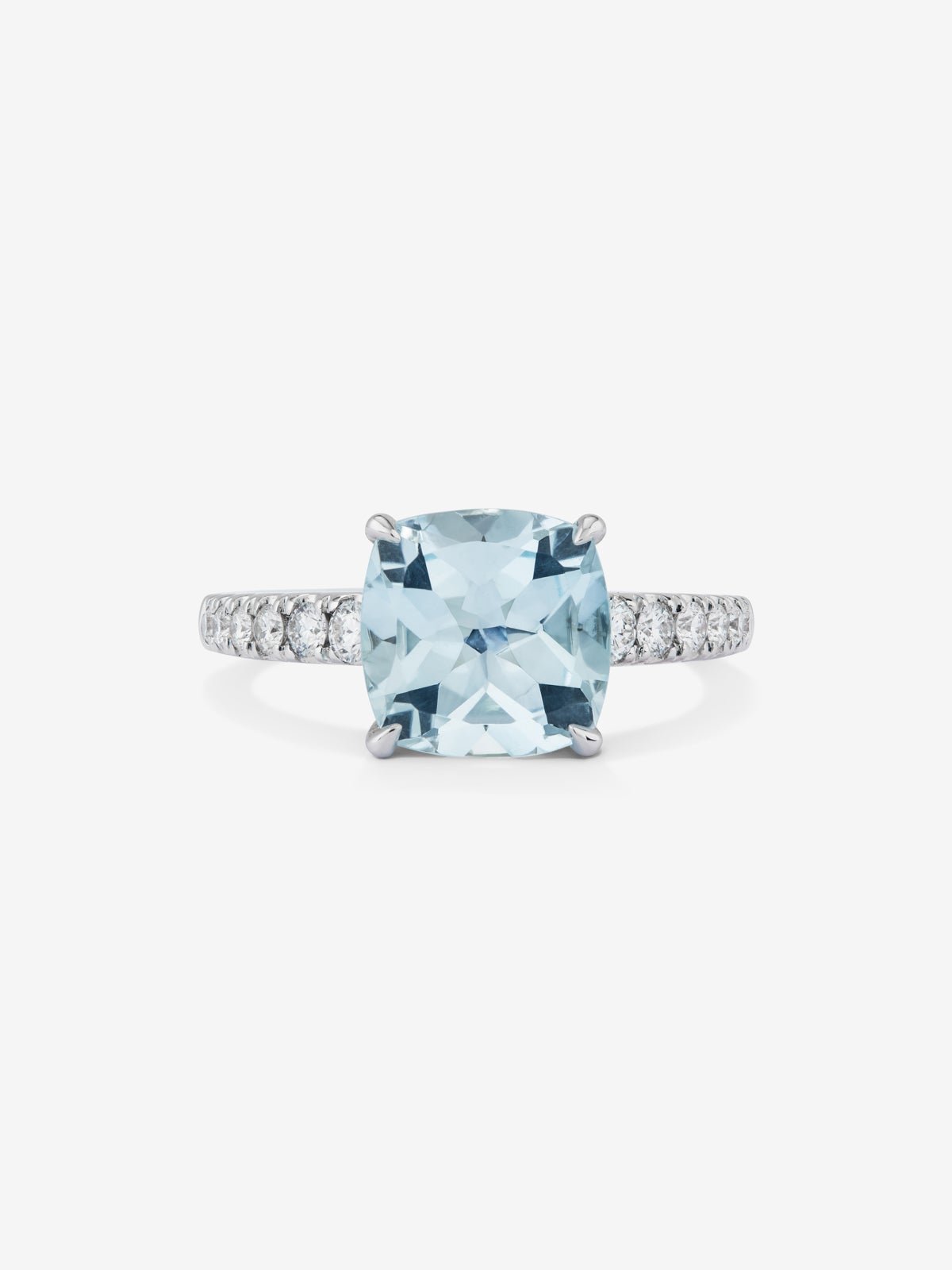 18K white gold ring with cushion-cut sky blue topaz of 3.72 cts and 12 brilliant-cut diamonds with a total of 0.3 cts