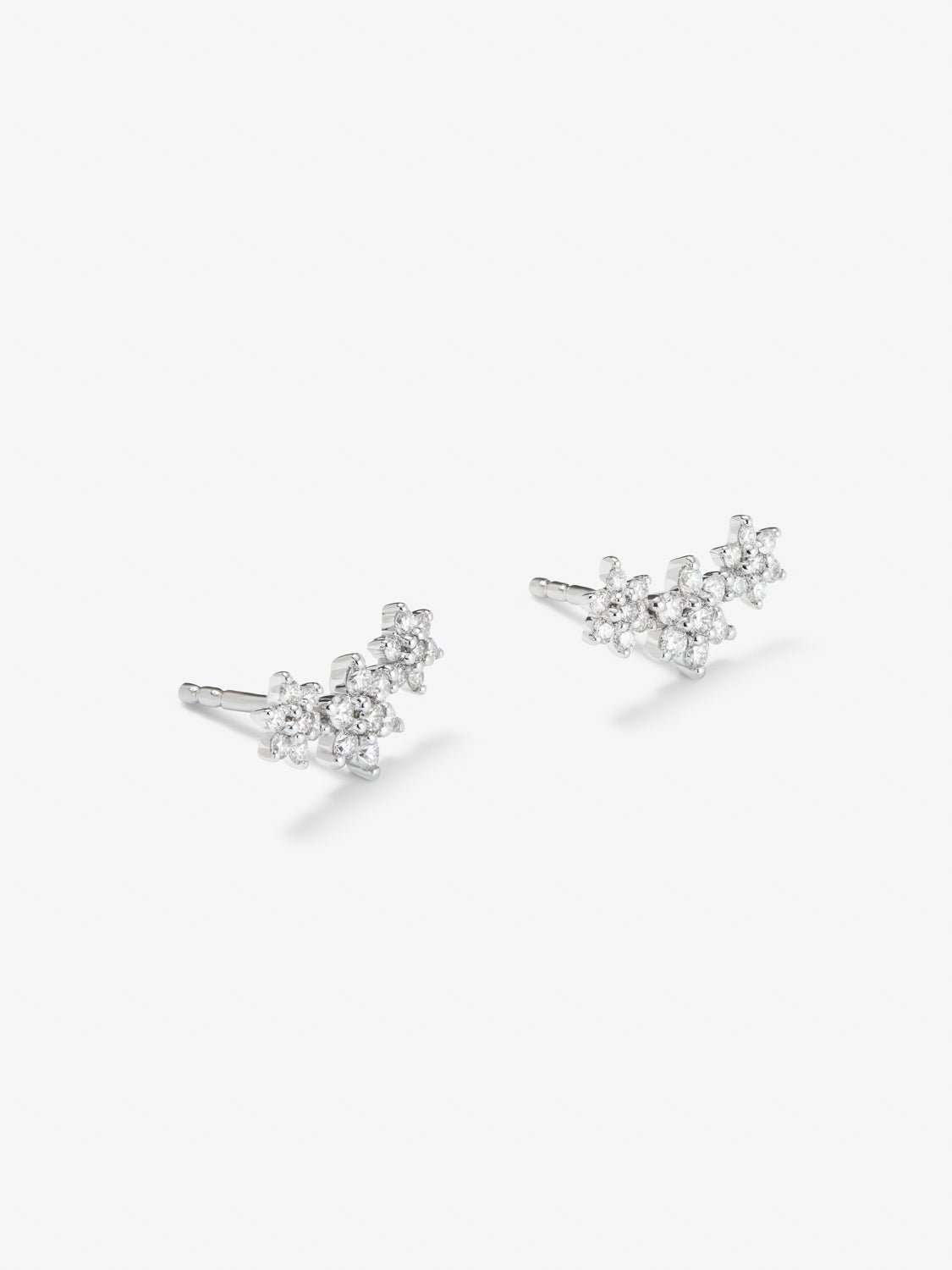 18K white gold climbing earrings with 42 brilliant-cut diamonds with a total of 0.58 cts in the shape of stars