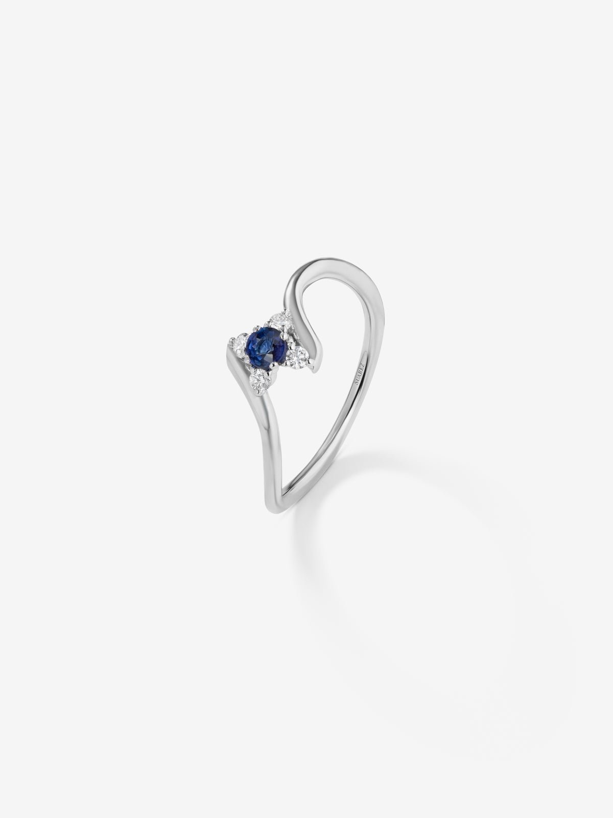 18K white gold ring with brilliant-cut blue sapphire of 0.15 and 4 brilliant-cut diamonds with a total of 0.08 cts