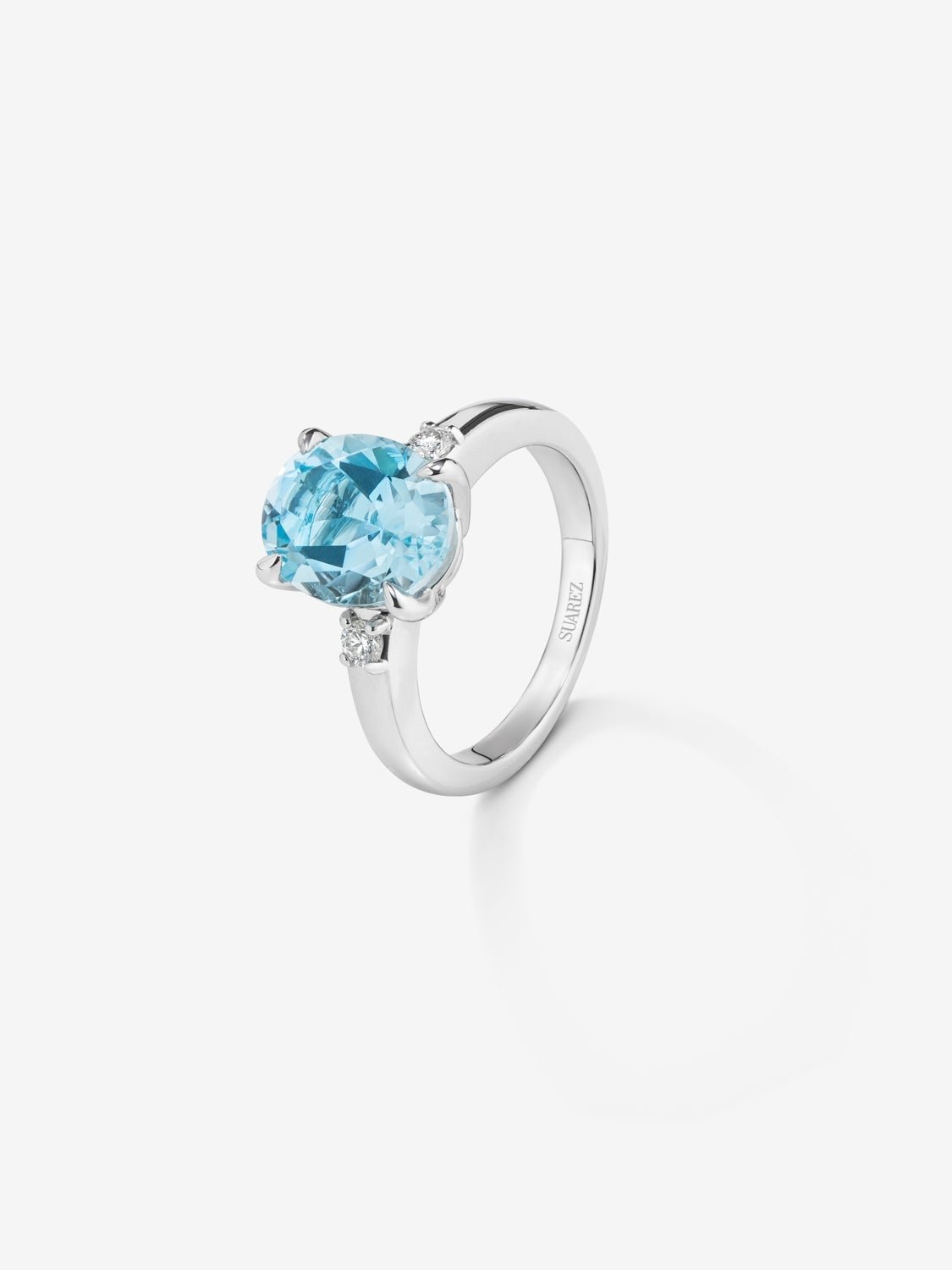 Anillo tresillo de plata 925 con topacio azul sky en talla oval de 3,78 cts y 2 diamantes en talla brillante con un total de 0,11 cts