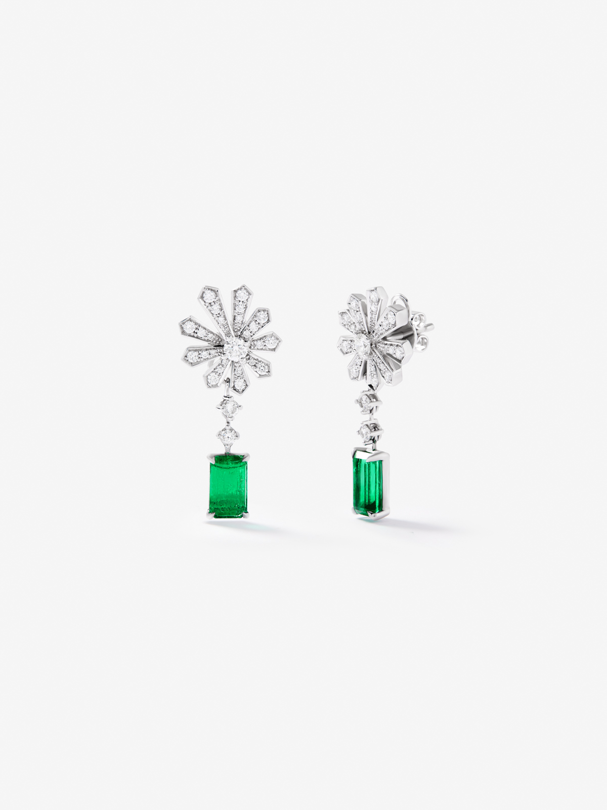 Pendientes de oro blanco de 18K con esmeraldas verdes en talla octogonal de 3,12 cts y diamantes blancos en talla brillante de 0,9 cts