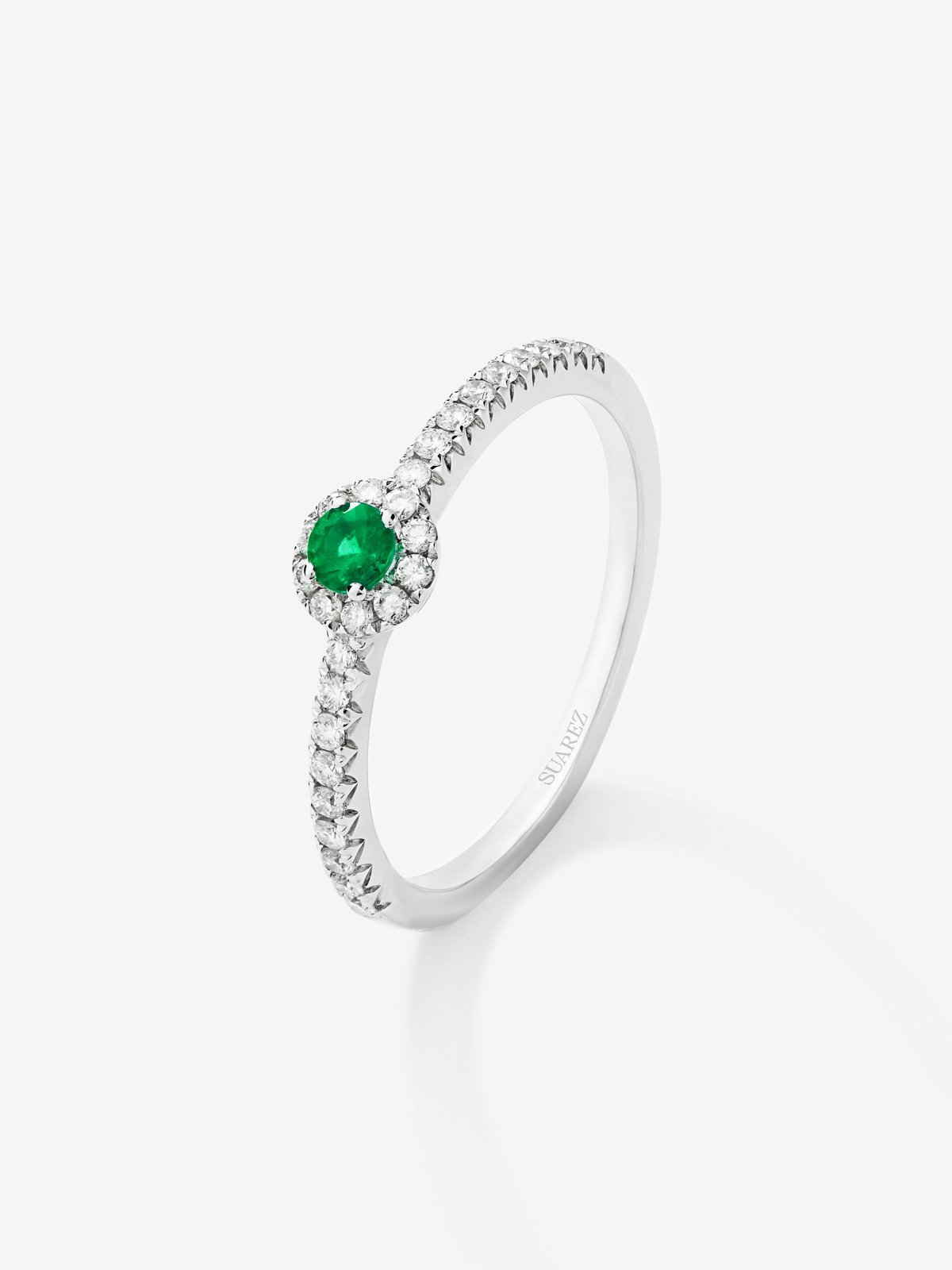 Anillo de oro blanco de 18K con esmeralda en talla brillante de 0,1 cts y brazo y orla de 28 diamantes en talla brillante con un total de 0,18 cts