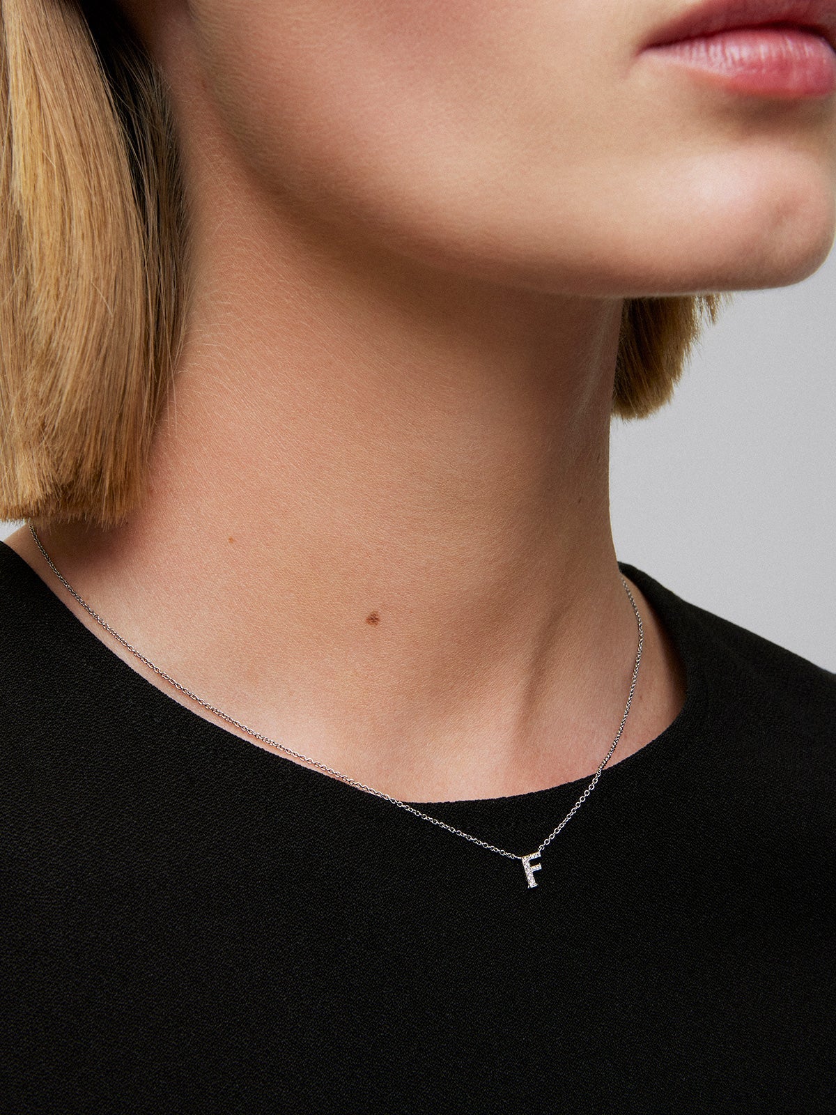 Colgante cadena con inicial pequeña de oro blanco de 18K y diamantes