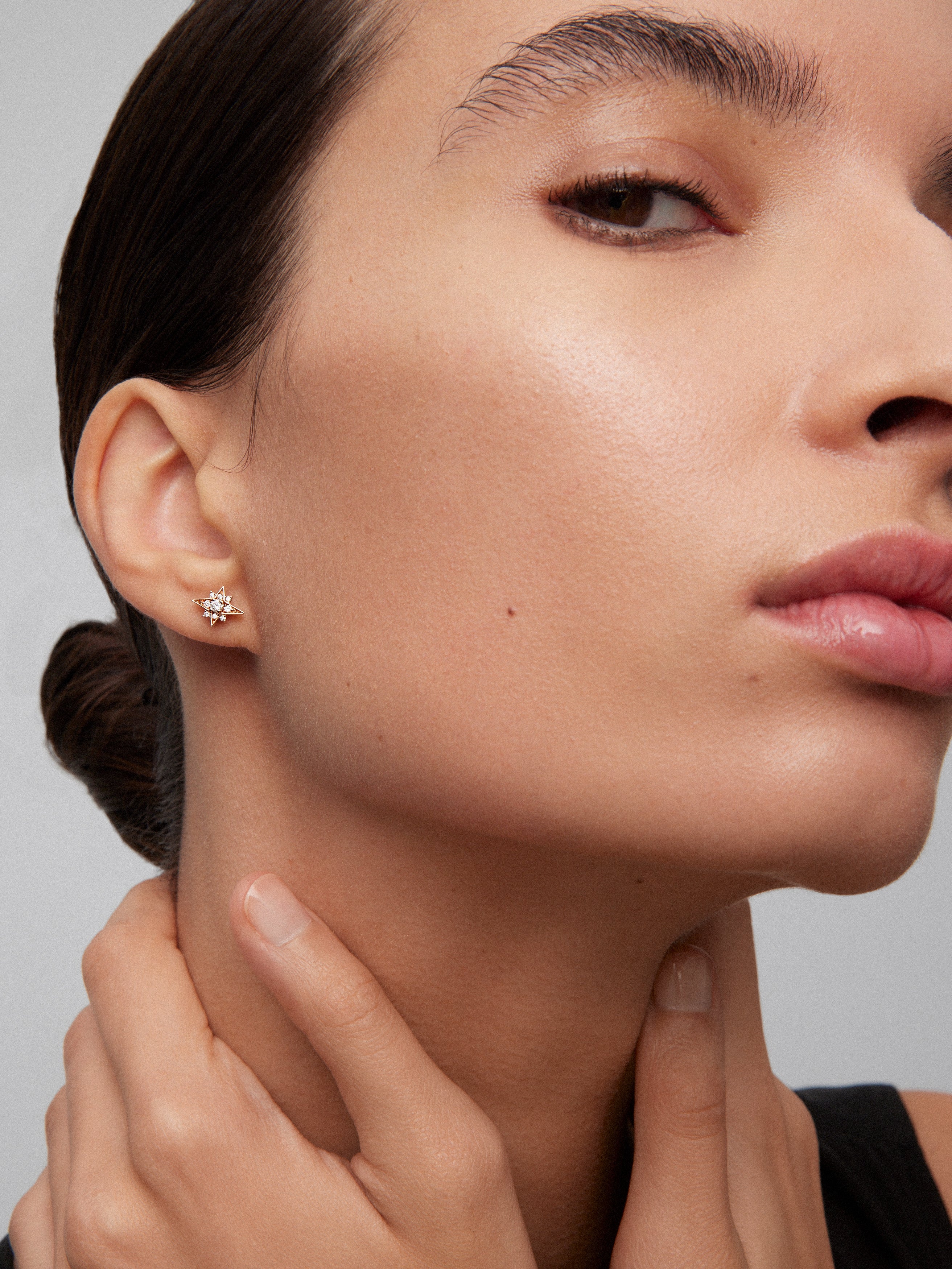 Individual 18K rose gold earring with 9 brilliant-cut diamonds with a total of 0.09 in the shape of a star