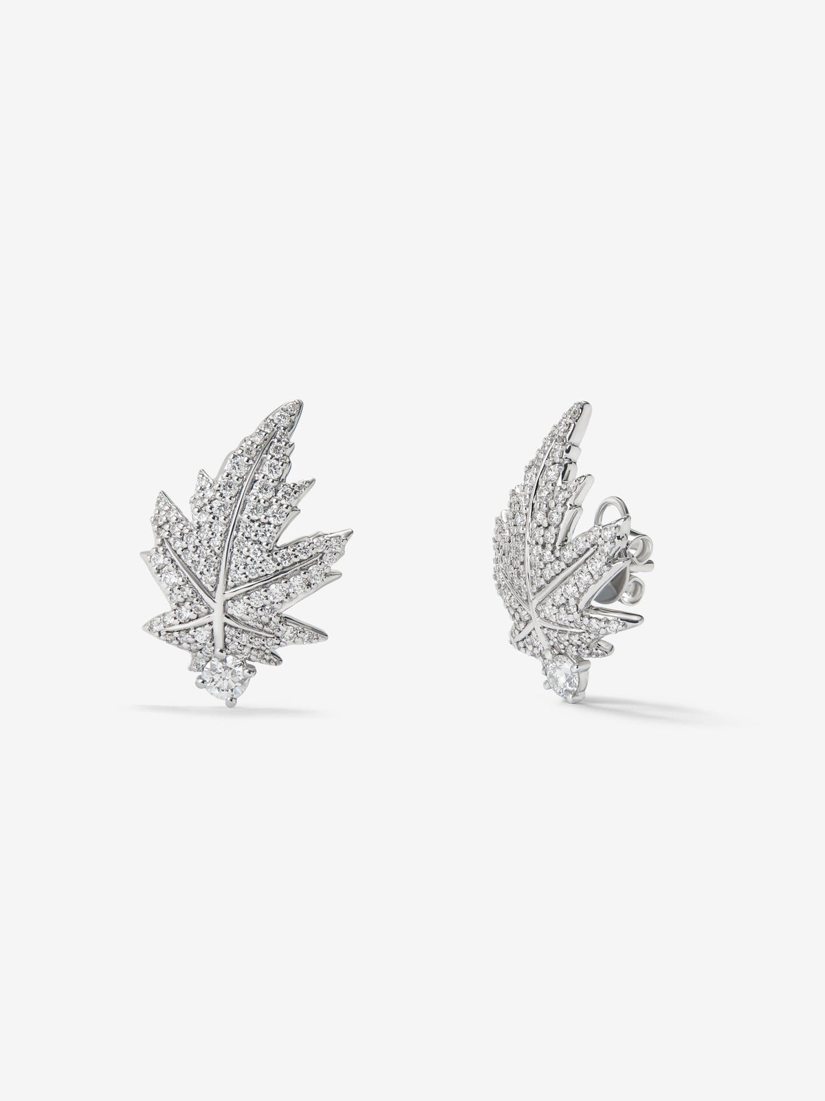 18K white gold earrings with two central diamonds totaling 0.26 cts, diamond pavé, and a maple leaf design.