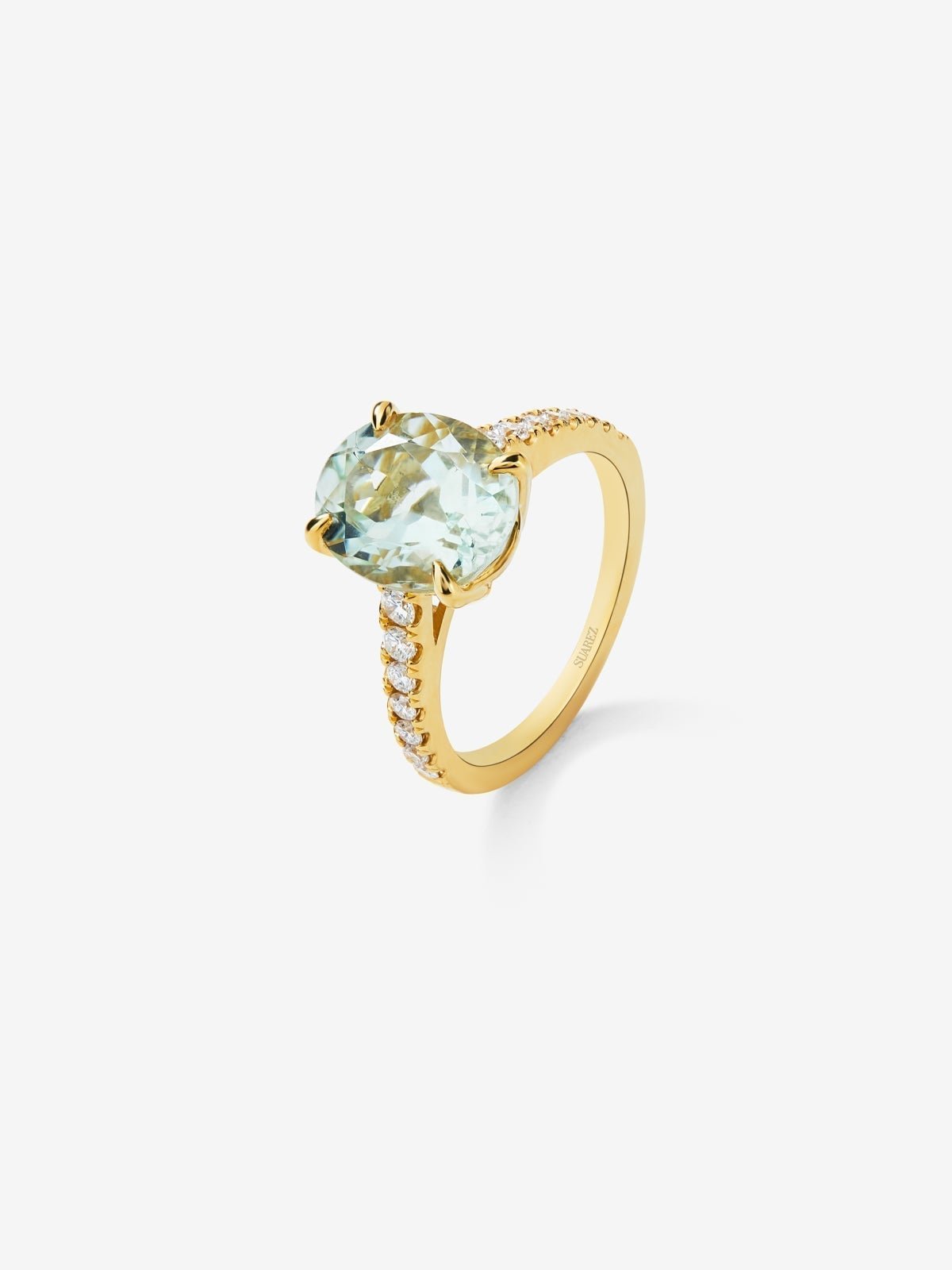 18K yellow gold ring with oval-cut green amethyst of 3.8 cts and 14 brilliant-cut diamonds with a total of 0.32 cts