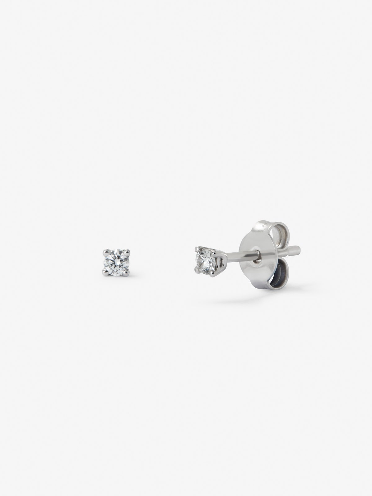 18K white gold solitaire earrings with 2 brilliant-cut diamonds with a total of 0.06 cts